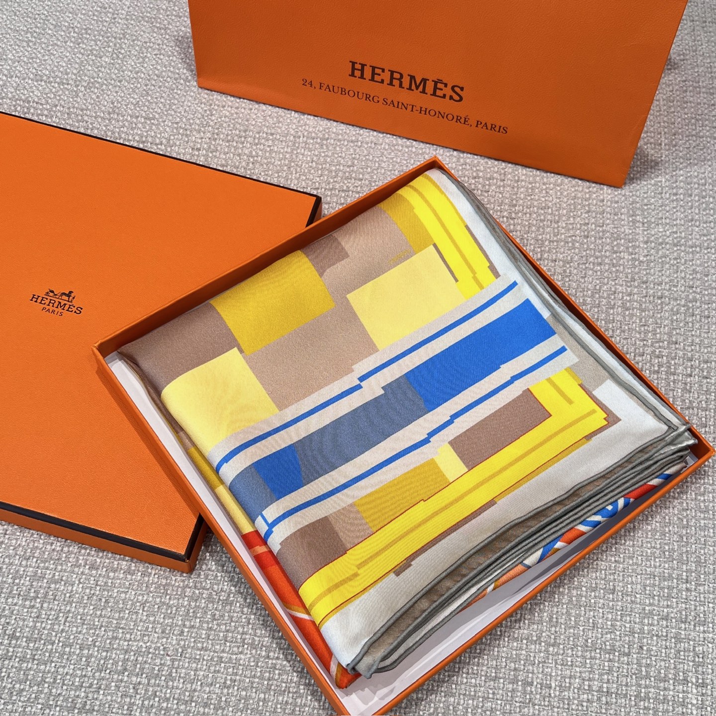𝐇𝐞𝐫𝐦𝐞𝐬 •𝟐𝟓秋《格纹马面罩》橘色Size：90x90cm 100% 斜纹真丝 精致手工卷边，质感