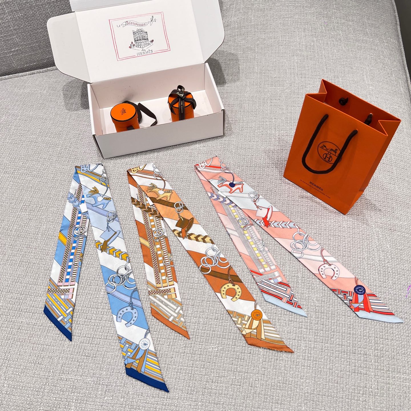 小丝带集合图\nSize：86x5cm100%真丝斜纹绸高版本\n专柜买版实拍、对版品质！Hermes项链、手链、围巾、腰带、手柄，一条小丝巾多样搭配、轻松Get✔️超实用，夏季点缀服饰，很吸睛满分小心机单品！\n原版圆筒包装&密封拉链纸箱\n
