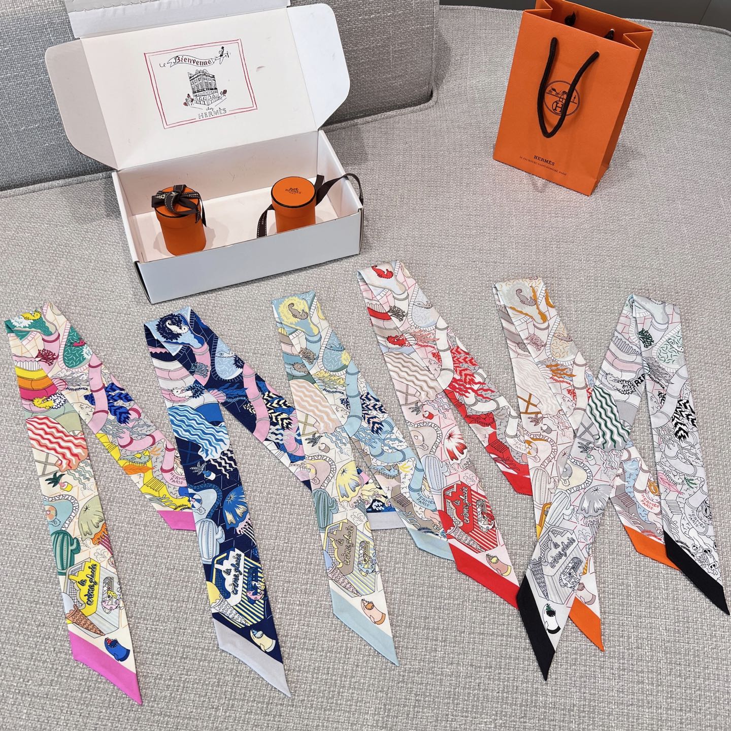 小丝带集合图\nSize：86x5cm100%真丝斜纹绸高版本\n专柜买版实拍、对版品质！Hermes项链、手链、围巾、腰带、手柄，一条小丝巾多样搭配、轻松Get✔️超实用，夏季点缀服饰，很吸睛满分小心机单品！\n原版圆筒包装&密封拉链纸箱\n