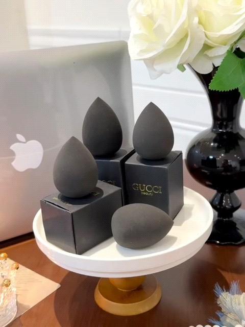 The Gucci Makeup Blending Sponge delivers an ultra-refined - Comprehensive