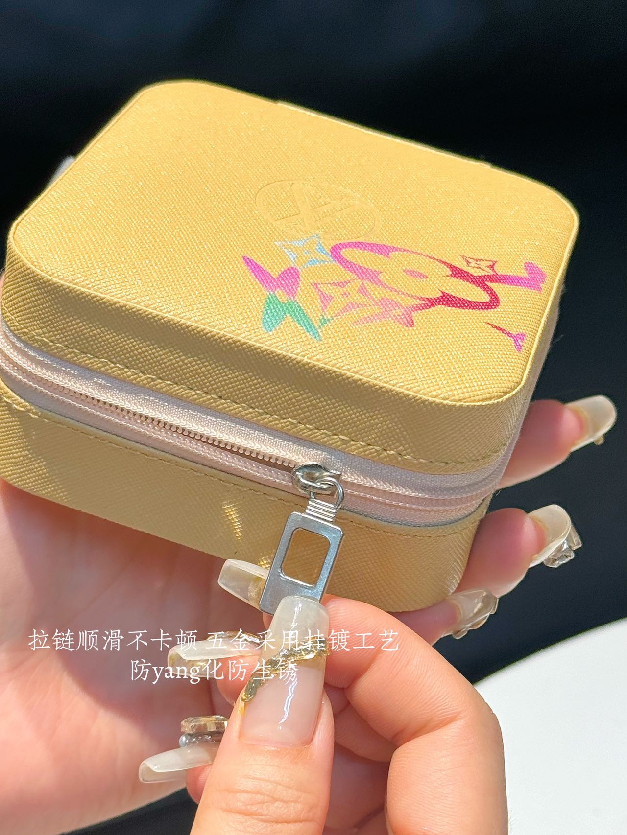 it efficiently accommodates everyday essentials, including necklaces - Comprehensive 5