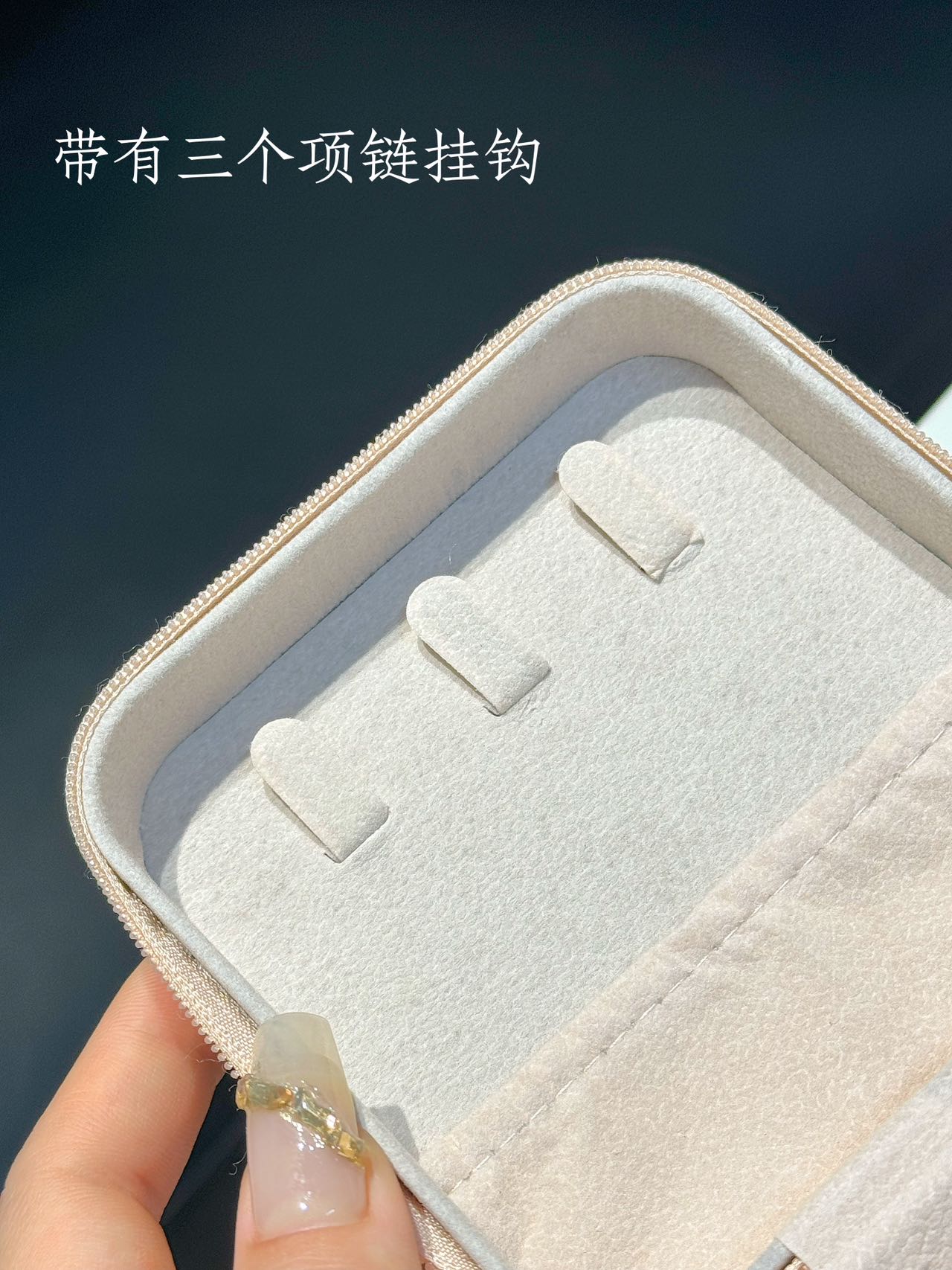it efficiently accommodates everyday essentials, including necklaces - Comprehensive 2