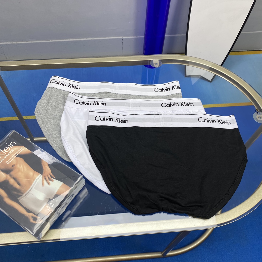  三角男 C*k盒装精品纯棉男士系列！时尚大方！平角内裤采用无痕拼接 无缝压胶工艺 高档材质 轻薄透气 