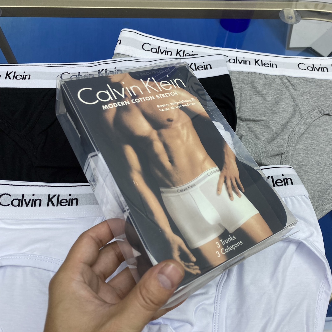  三角男 C*k盒装精品纯棉男士系列！时尚大方！平角内裤采用无痕拼接 无缝压胶工艺 高档材质 轻薄透气 