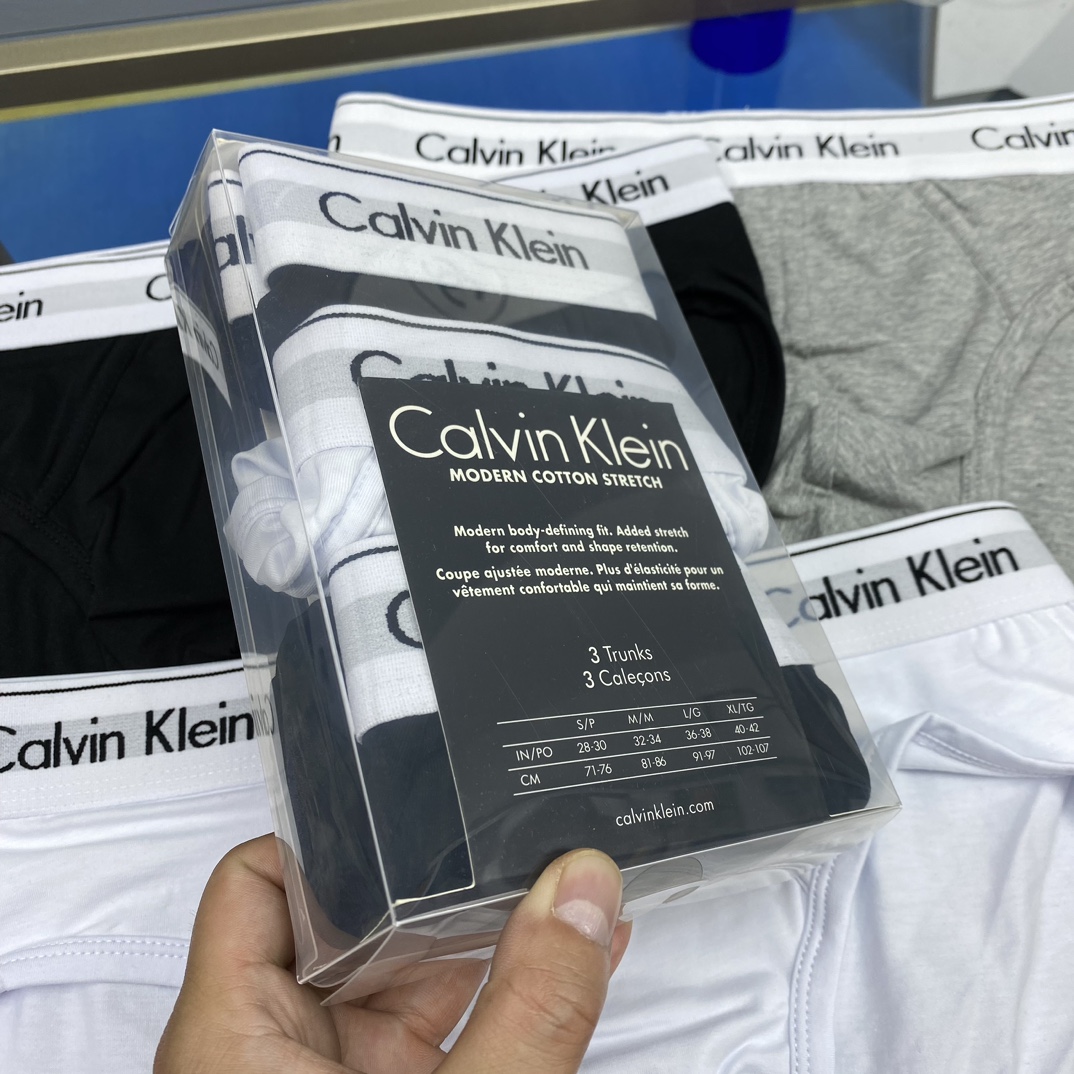  三角男 C*k盒装精品纯棉男士系列！时尚大方！平角内裤采用无痕拼接 无缝压胶工艺 高档材质 轻薄透气 