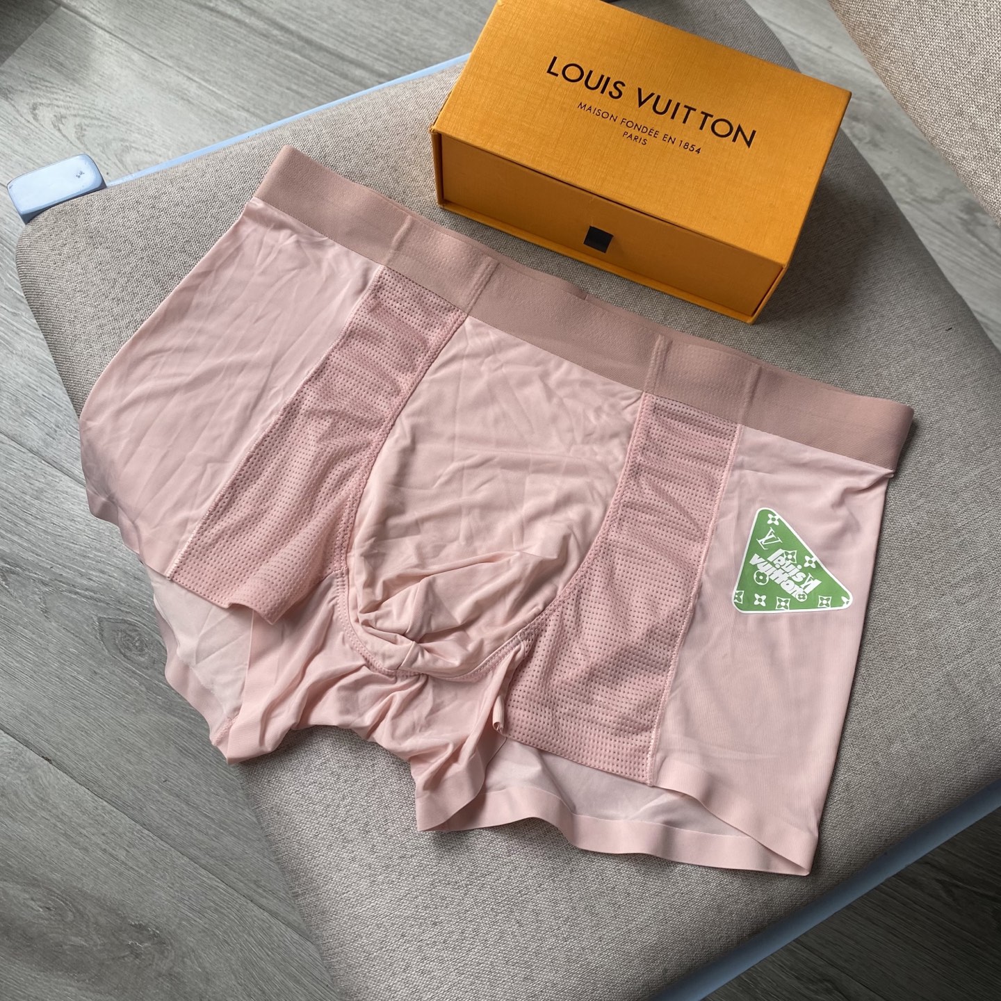  Lv新品！1V时尚男士内裤！ 外贸公司合作订单，轻薄透设计，采用进口冰丝面料轻薄透气， 无痕裁剪 穿着