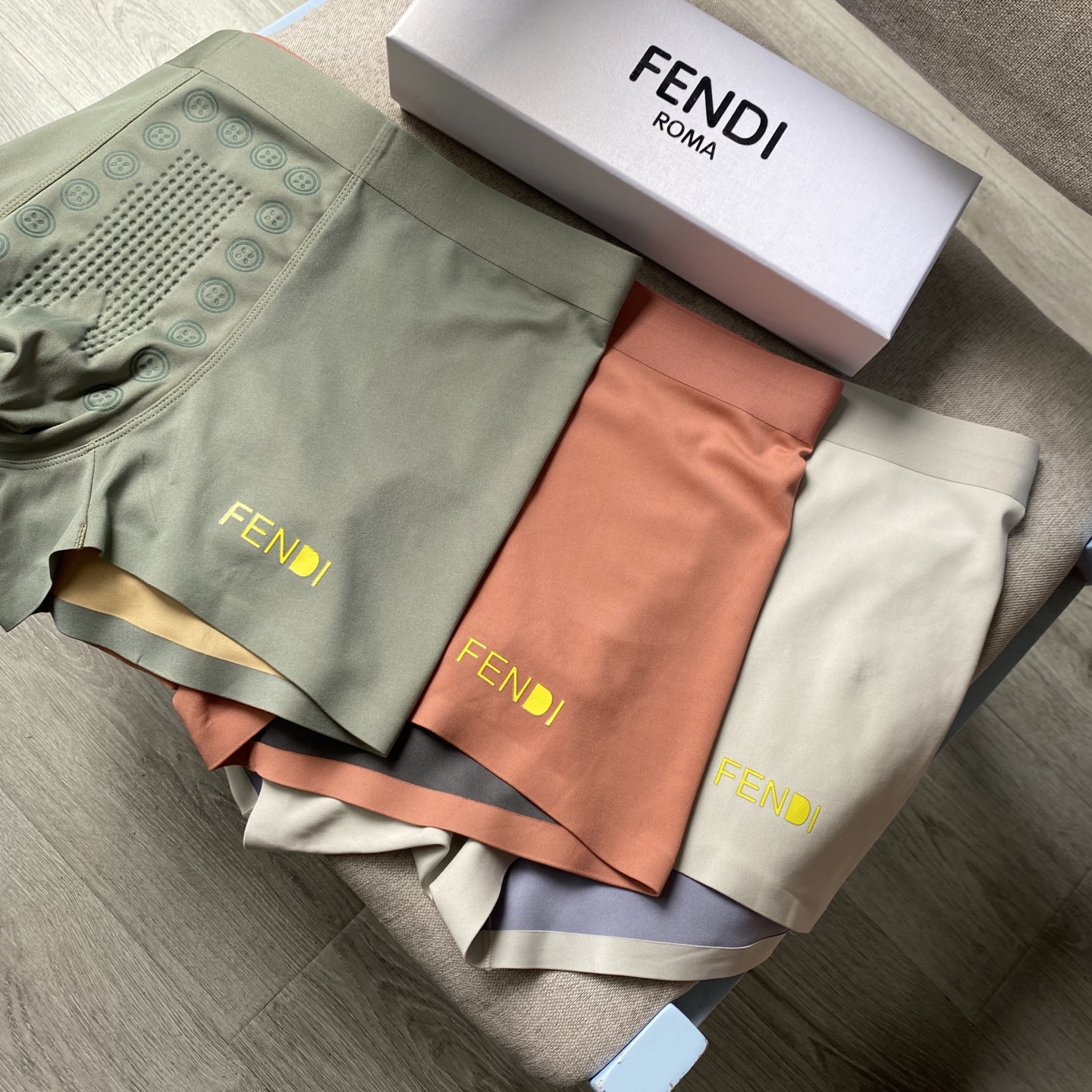 F*N*l时尚必备男士内裤  采用无痕拼接 无缝压胶工艺 高档冰丝材质 轻薄透气丝滑 无束缚感 无痕一