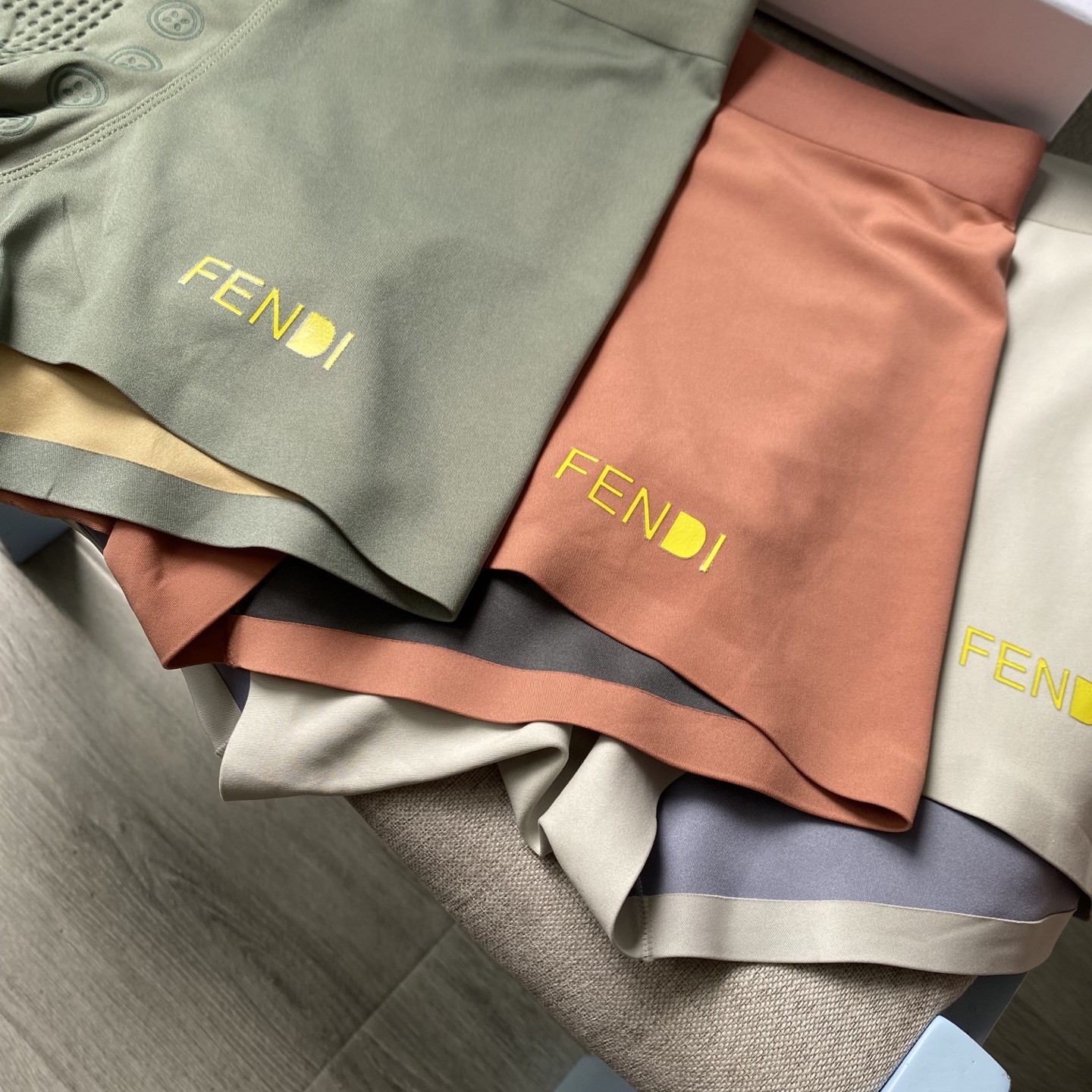  F*N*l时尚必备男士内裤  采用无痕拼接 无缝压胶工艺 高档冰丝材质 轻薄透气丝滑 无束缚感 无痕一