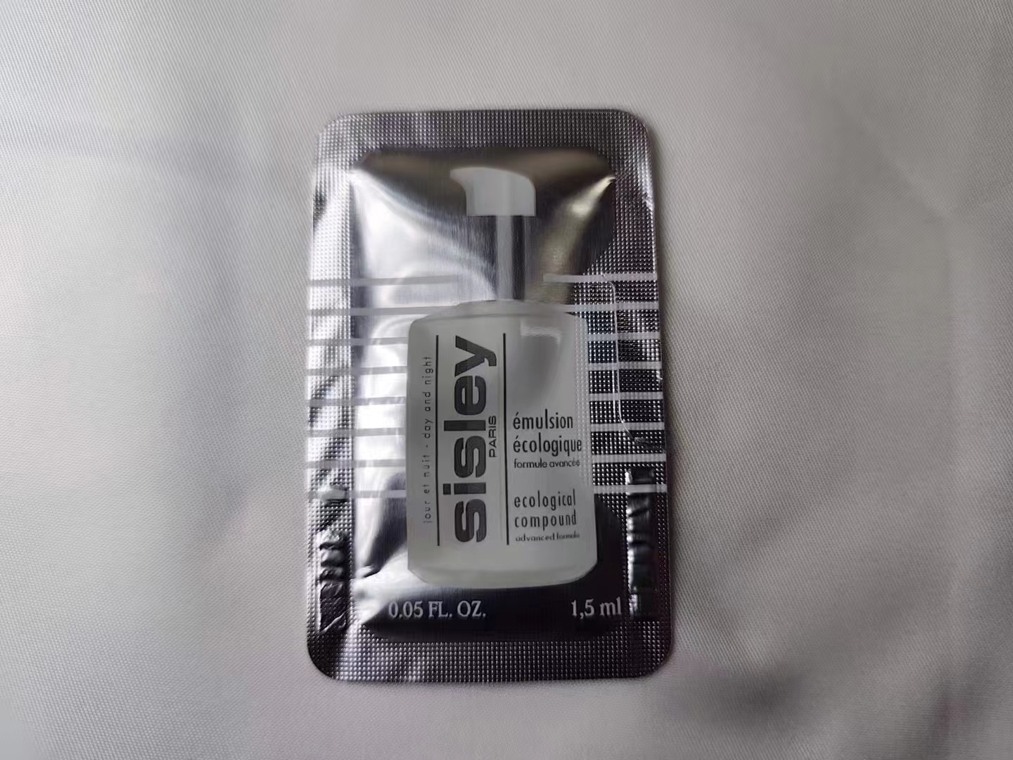 25。希思黎全能乳液1.5ml/10片装 🔜 明通版.高质量❗️新品优势供应：🎉🎉🎉 明通版:对版纹路，膏体对版，免费看样 sisley希思黎全能乳液小样1.5Ml 批号:285188 最新日期2024.4.27 一盒100片一箱…