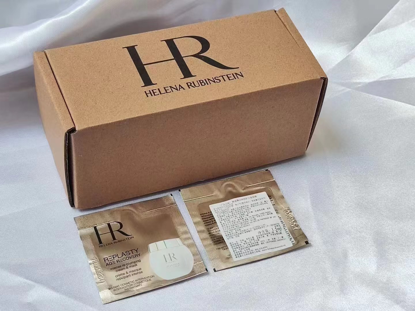 25。HR赫莲娜活颜修护丰盈面膜1.5ml/10片装 🔜 明通版.高质量❗新品优势供应：🎉🎉🎉 明通版:原版纹路，原版膏体，免费看样 HR赫莲娜活颜修护丰盈面膜 批号:40XN8C 最新日期2026.10.01 专柜盒100/一盒…