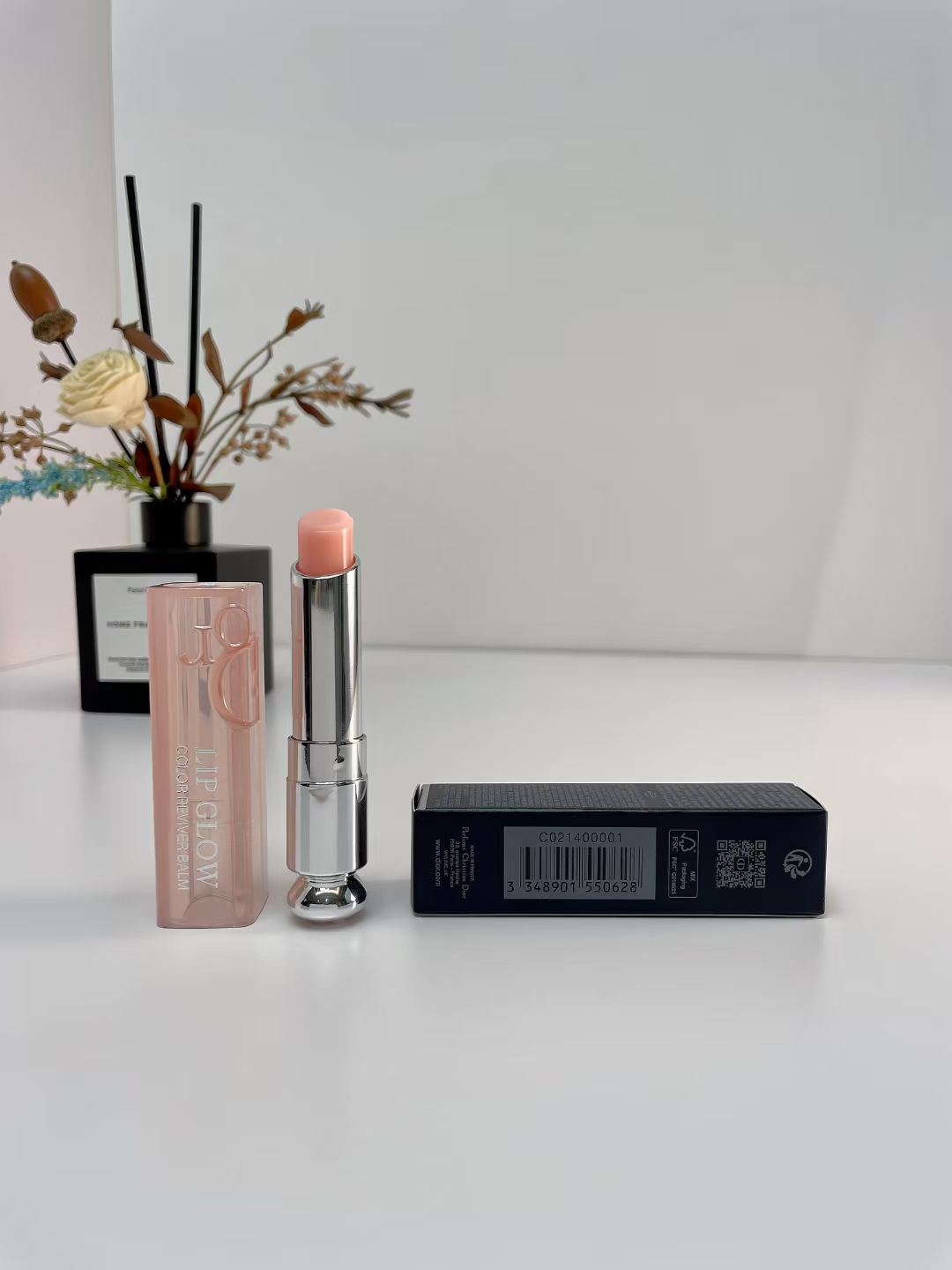 68。新版迪奥变色润唇膏3.2g
🔜 高质量❗️8️⃣色:001#，004#，007#，008#，012#，015#，025#，031#，033#，038#，Dior8#，1947#。
【新版盒子】迪奥润唇膏3.2g 正装
新版盒子​色号：
001+004+012+015
031+033+038+Dior8
​老版银盒色号：
​007+008+025+​1947
两对装（内含001+004）
三件套（内含001+004+012）