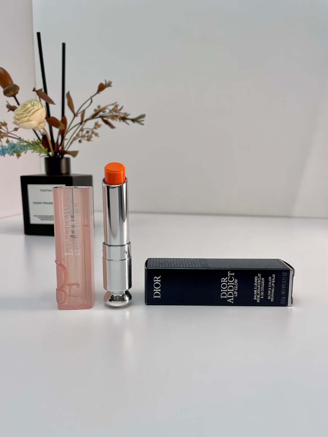 68。新版迪奥变色润唇膏3.2g
🔜 高质量❗️8️⃣色:001#，004#，007#，008#，012#，015#，025#，031#，033#，038#，Dior8#，1947#。
【新版盒子】迪奥润唇膏3.2g 正装
新版盒子​色号：
001+004+012+015
031+033+038+Dior8
​老版银盒色号：
​007+008+025+​1947
两对装（内含001+004）
三件套（内含001+004+012）