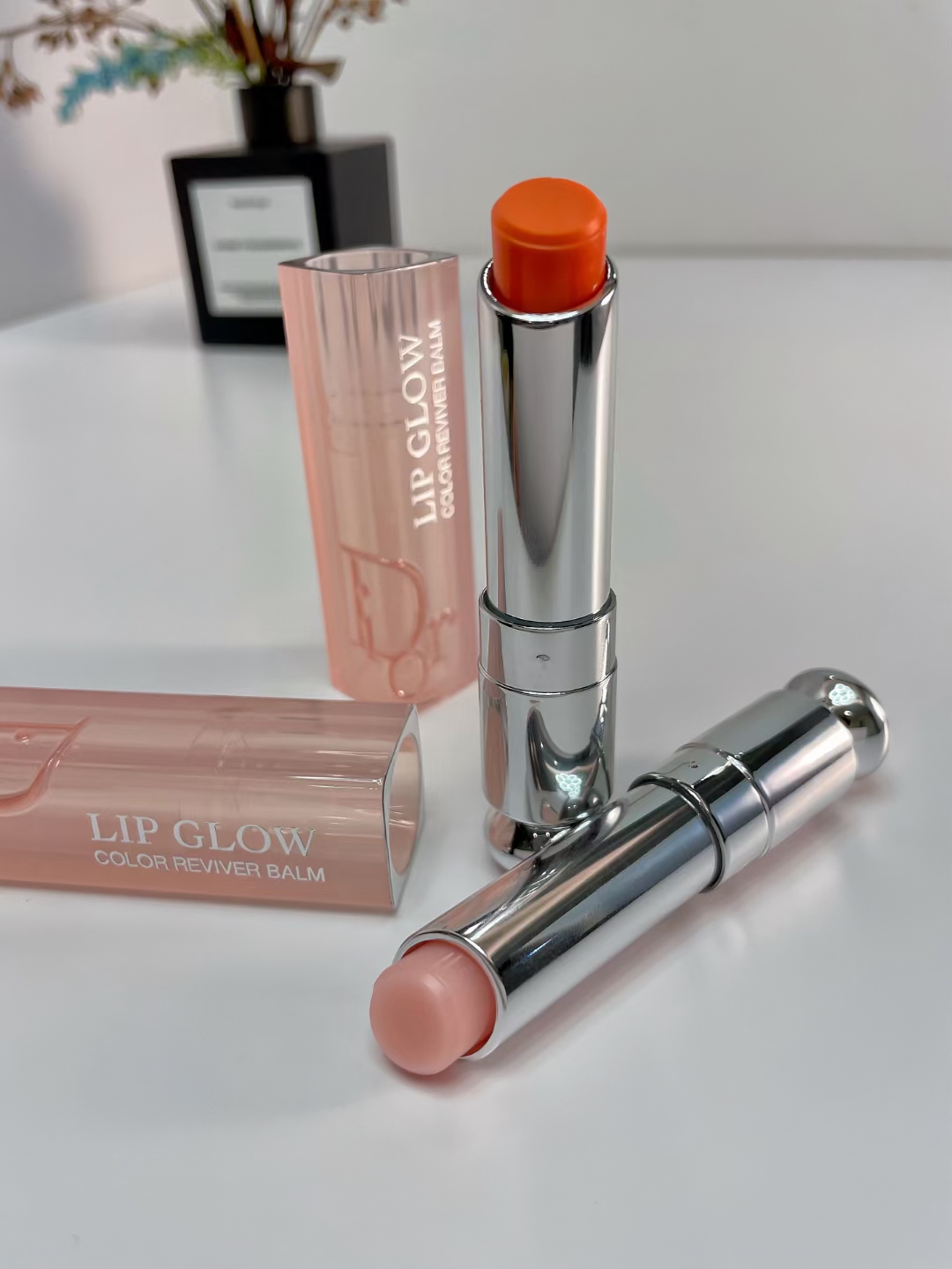 68。新版迪奥变色润唇膏3.2g
🔜 高质量❗️8️⃣色:001#，004#，007#，008#，012#，015#，025#，031#，033#，038#，Dior8#，1947#。
【新版盒子】迪奥润唇膏3.2g 正装
新版盒子​色号：
001+004+012+015
031+033+038+Dior8
​老版银盒色号：
​007+008+025+​1947
两对装（内含001+004）
三件套（内含001+004+012）