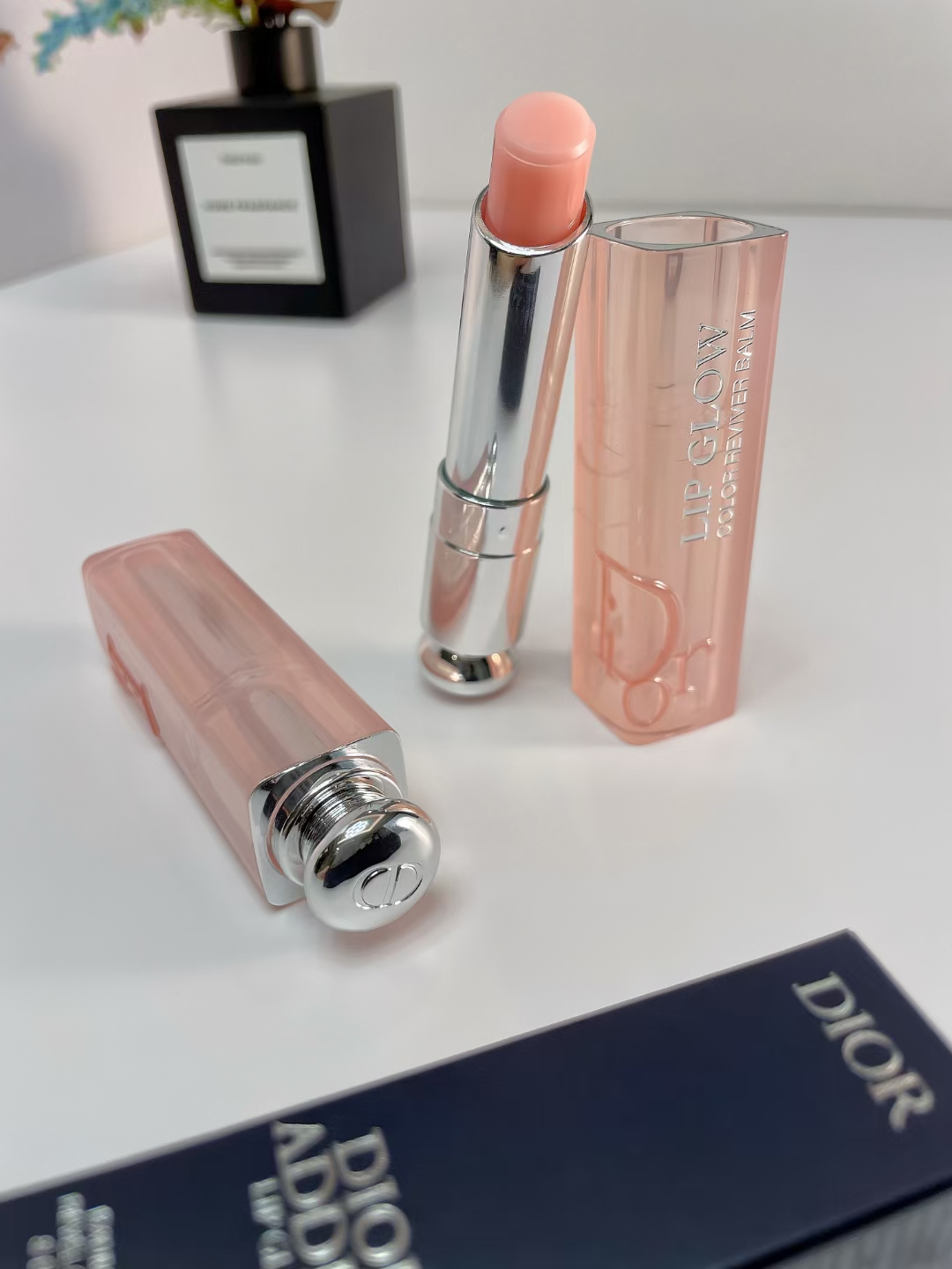 68。新版迪奥变色润唇膏3.2g
🔜 高质量❗️8️⃣色:001#，004#，007#，008#，012#，015#，025#，031#，033#，038#，Dior8#，1947#。
【新版盒子】迪奥润唇膏3.2g 正装
新版盒子​色号：
001+004+012+015
031+033+038+Dior8
​老版银盒色号：
​007+008+025+​1947
两对装（内含001+004）
三件套（内含001+004+012）