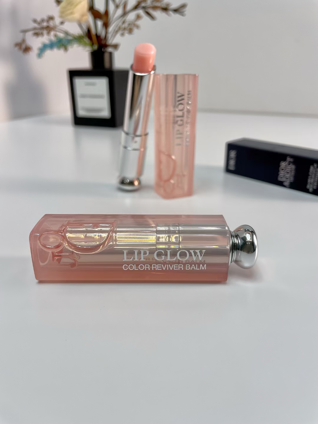 68。新版迪奥变色润唇膏3.2g
🔜 高质量❗️8️⃣色:001#，004#，007#，008#，012#，015#，025#，031#，033#，038#，Dior8#，1947#。
【新版盒子】迪奥润唇膏3.2g 正装
新版盒子​色号：
001+004+012+015
031+033+038+Dior8
​老版银盒色号：
​007+008+025+​1947
两对装（内含001+004）
三件套（内含001+004+012）