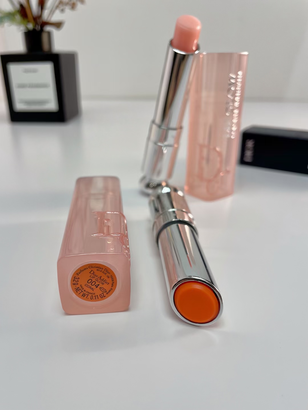 68。新版迪奥变色润唇膏3.2g
🔜 高质量❗️8️⃣色:001#，004#，007#，008#，012#，015#，025#，031#，033#，038#，Dior8#，1947#。
【新版盒子】迪奥润唇膏3.2g 正装
新版盒子​色号：
001+004+012+015
031+033+038+Dior8
​老版银盒色号：
​007+008+025+​1947
两对装（内含001+004）
三件套（内含001+004+012）