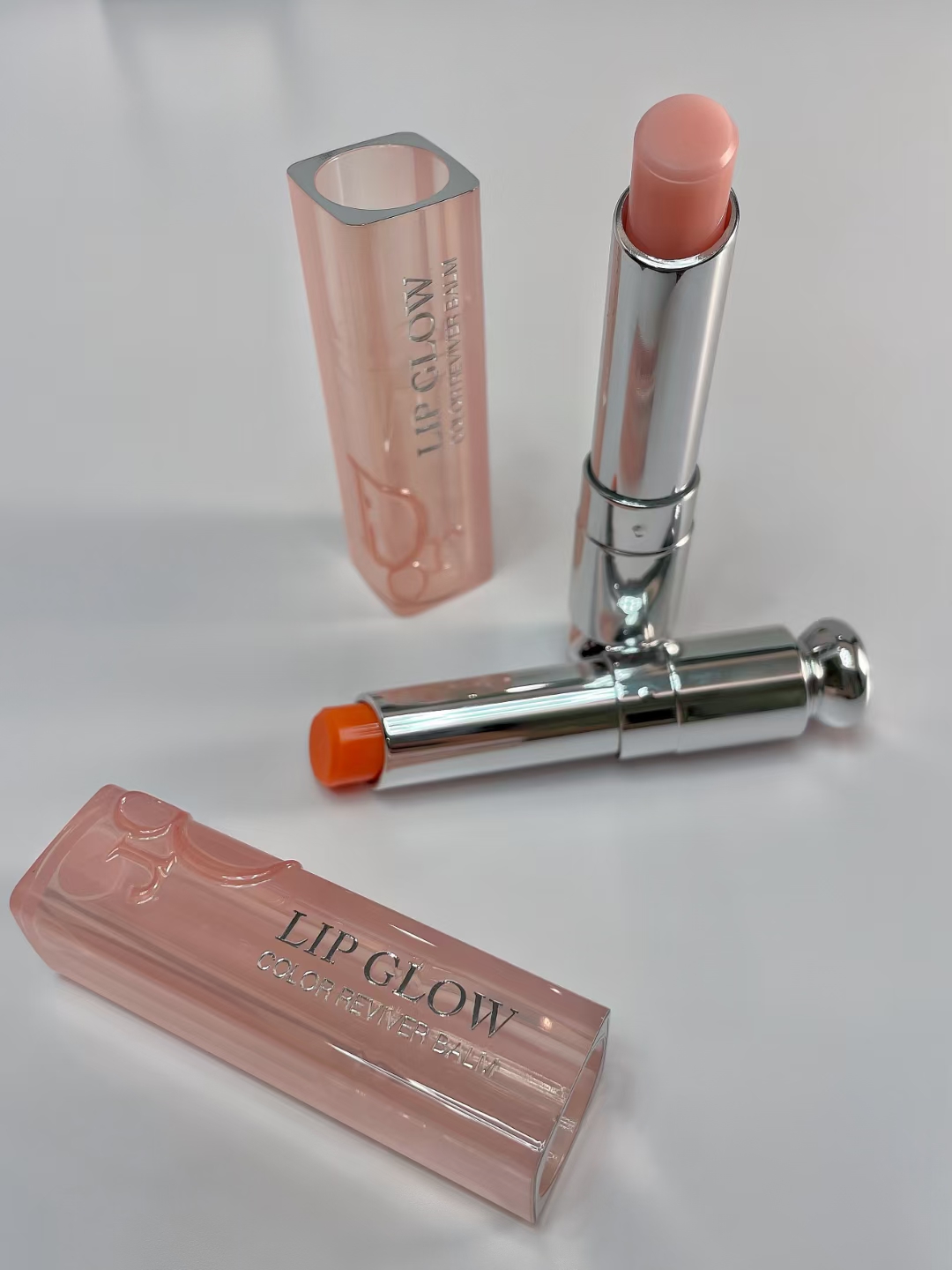 68。新版迪奥变色润唇膏3.2g
🔜 高质量❗️8️⃣色:001#，004#，007#，008#，012#，015#，025#，031#，033#，038#，Dior8#，1947#。
【新版盒子】迪奥润唇膏3.2g 正装
新版盒子​色号：
001+004+012+015
031+033+038+Dior8
​老版银盒色号：
​007+008+025+​1947
两对装（内含001+004）
三件套（内含001+004+012）