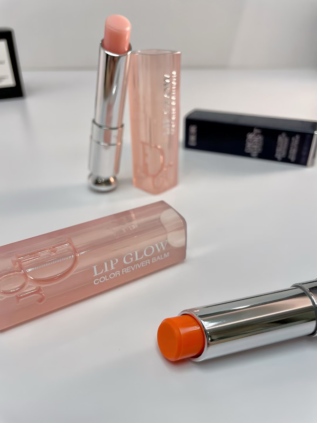 68。新版迪奥变色润唇膏3.2g
🔜 高质量❗️8️⃣色:001#，004#，007#，008#，012#，015#，025#，031#，033#，038#，Dior8#，1947#。
【新版盒子】迪奥润唇膏3.2g 正装
新版盒子​色号：
001+004+012+015
031+033+038+Dior8
​老版银盒色号：
​007+008+025+​1947
两对装（内含001+004）
三件套（内含001+004+012）