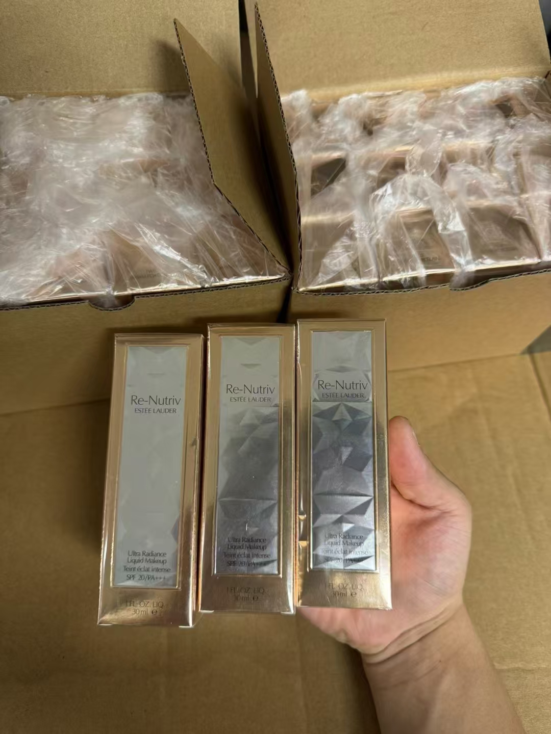 70。雅诗兰黛白金粉底液/明通版 🔜 明通版❗️3⃣色号：1CO#，1WO#，2CO#。 🇺🇸Estee Lauder/雅诗兰黛 白金粉底液 明通版 精品‼️细节膏体全对版☑️ 件50支 配中文标 现货供应🔥