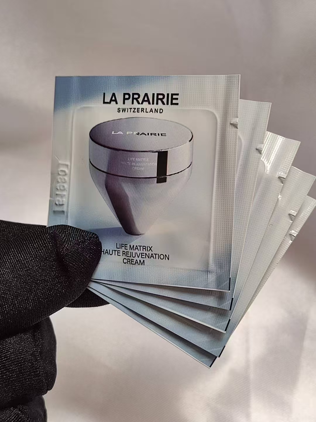 25。莱伯妮生机焕活臻研面霜1.5ml/10片装 🔜 明通版.高质量❗️🇨🇭La Prairie 莱珀妮生机焕活臻研面霜1.5ml 明通版:（认准打码) 原版包材，对原版膏体，免费看样0售后(膏体带功效) 最新批号51980 配中文标