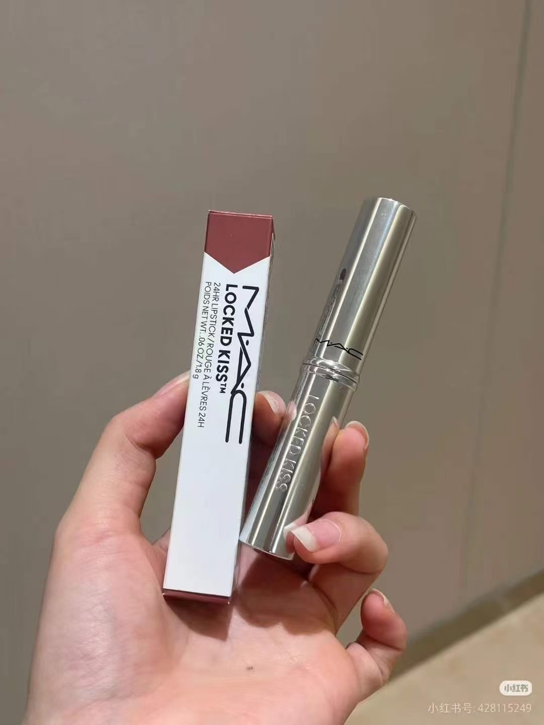 32. Nuevo lápiz labial MAC Kiss Me Quick en tubo fino plateado 1.8g 🔜 calidad 1:1❗🔟 colores: 52#, 65#, 67#, 69#, 79#,…
