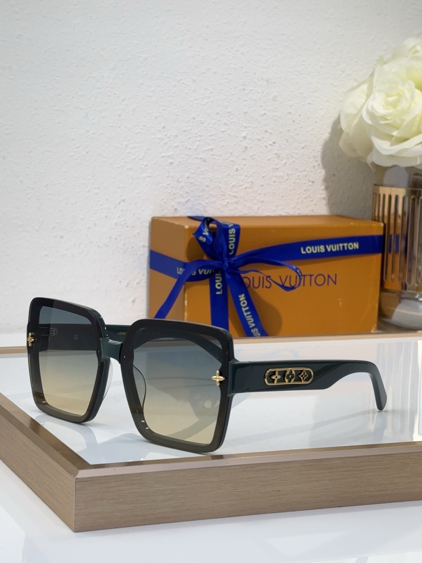 Louis Vuitton Z51998 Sunglasses - Stylish & Protective Eye Wear 6 i1745421984403 800 0 2
