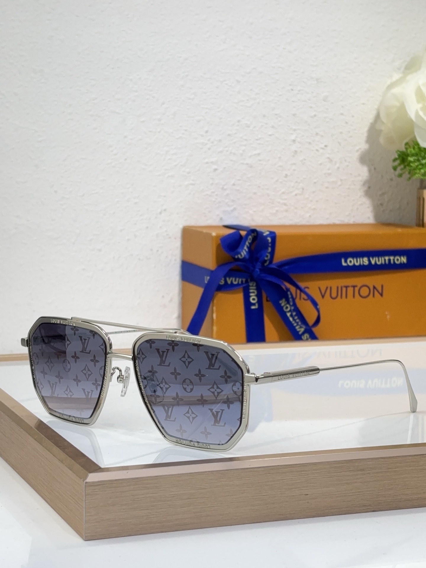 LOUIS VUITTO* Modelo: Z1318 Tamaño: 56□19-145 🉐150