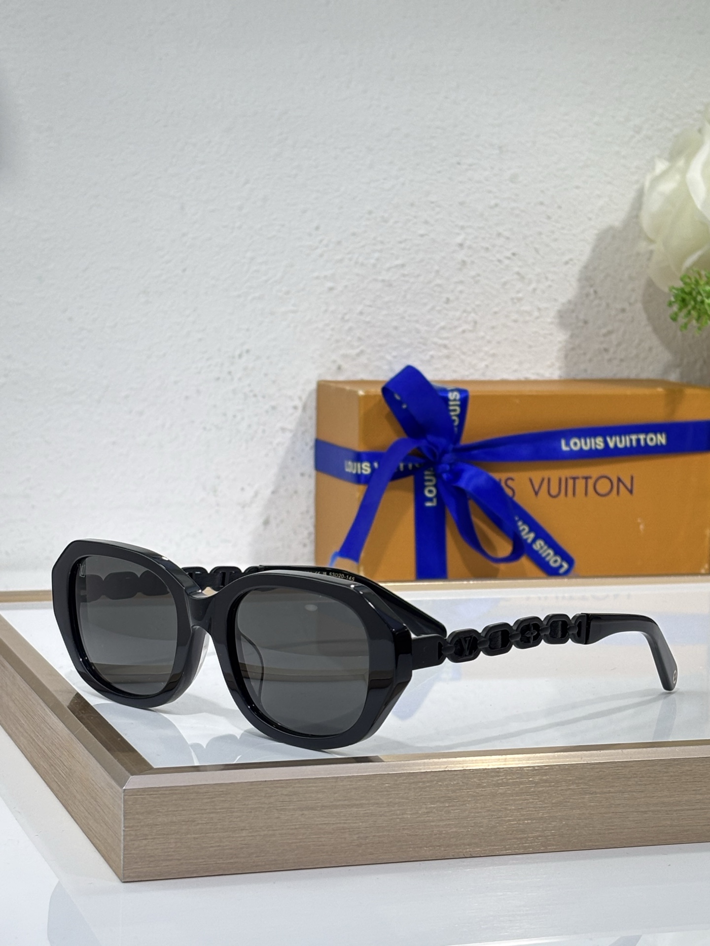 LOUIS VUITTO* Modelo: Z2649U Tamaño: 53口20-145 🉐110