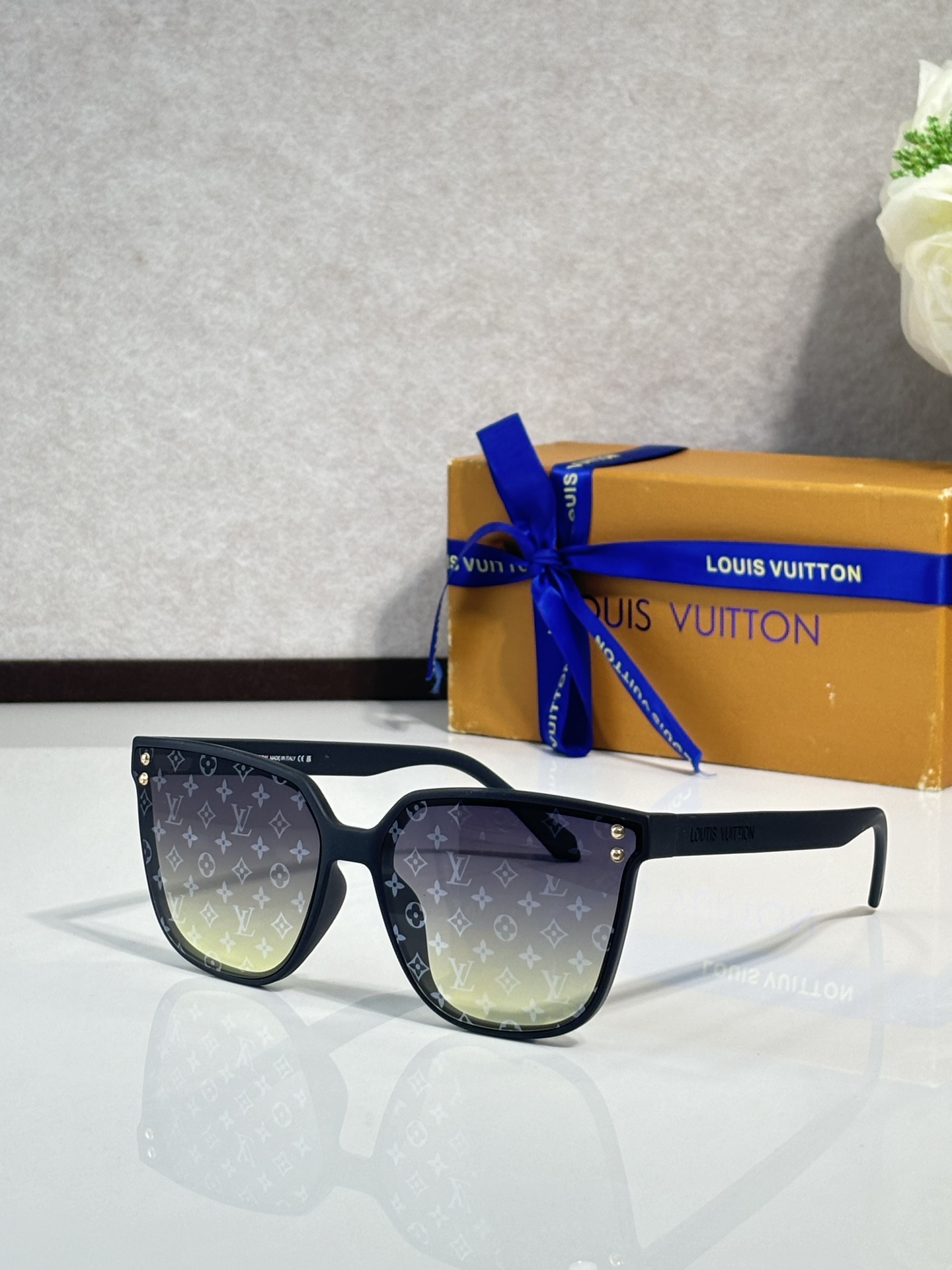 LOUIS VUITTO* MODELO: Z2975W TALLA:63口17-145 🉐140