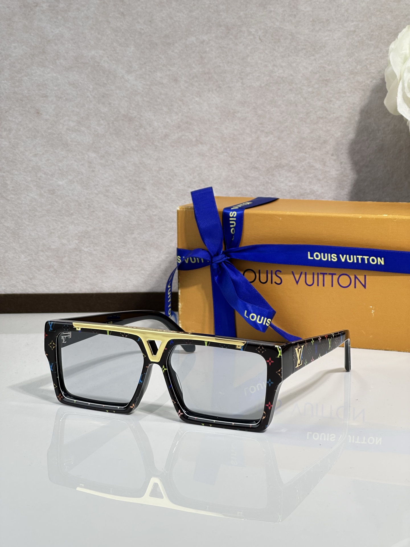 LOUIS VUITTO* MODELO: Z2058U TALLA: 60口13-145🉐155