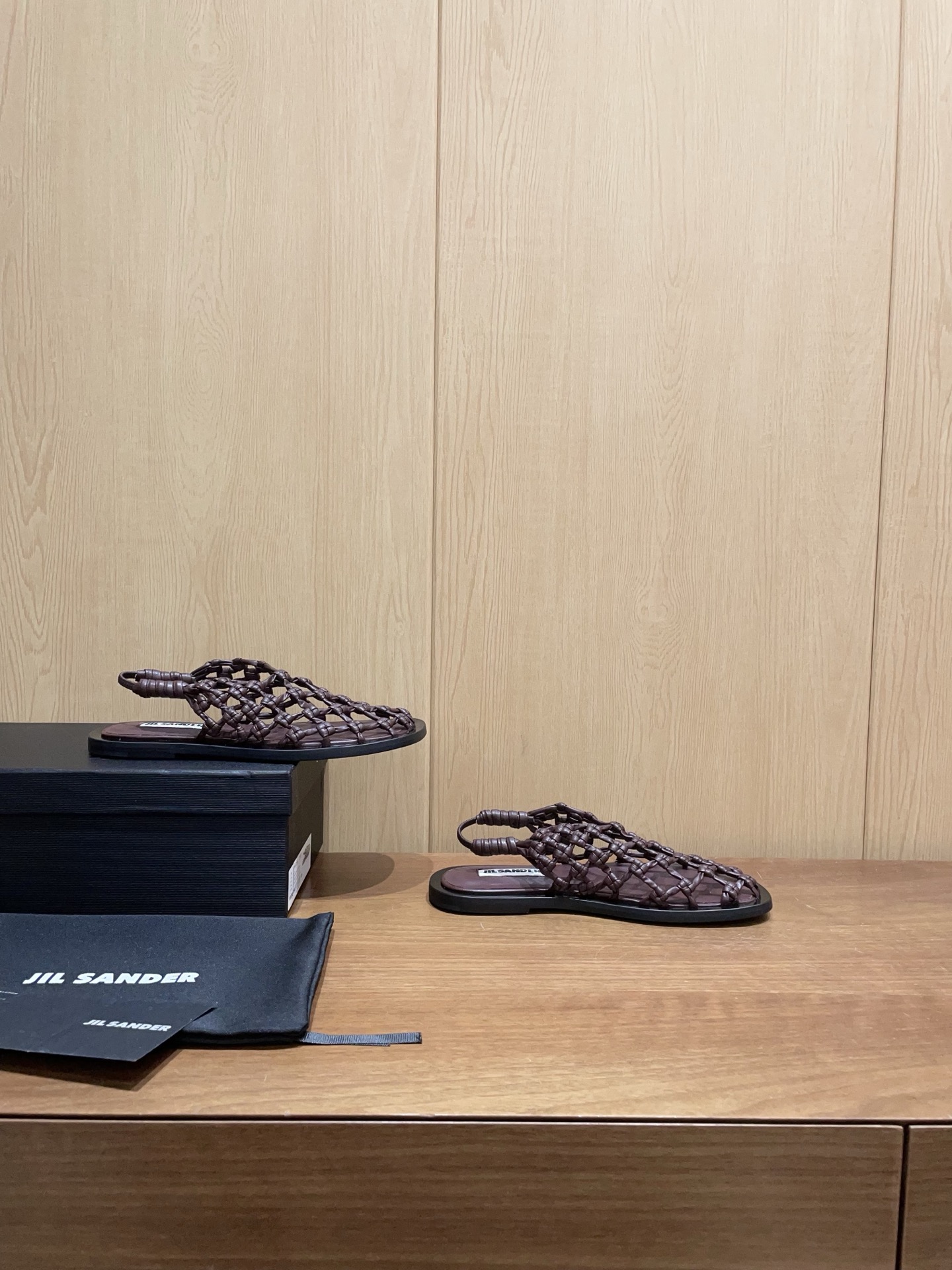 “JIL SANDRO Synchronized Update: New Crotch Sandals with Supersoft Knitted Sheep Fabric” - 图片 2