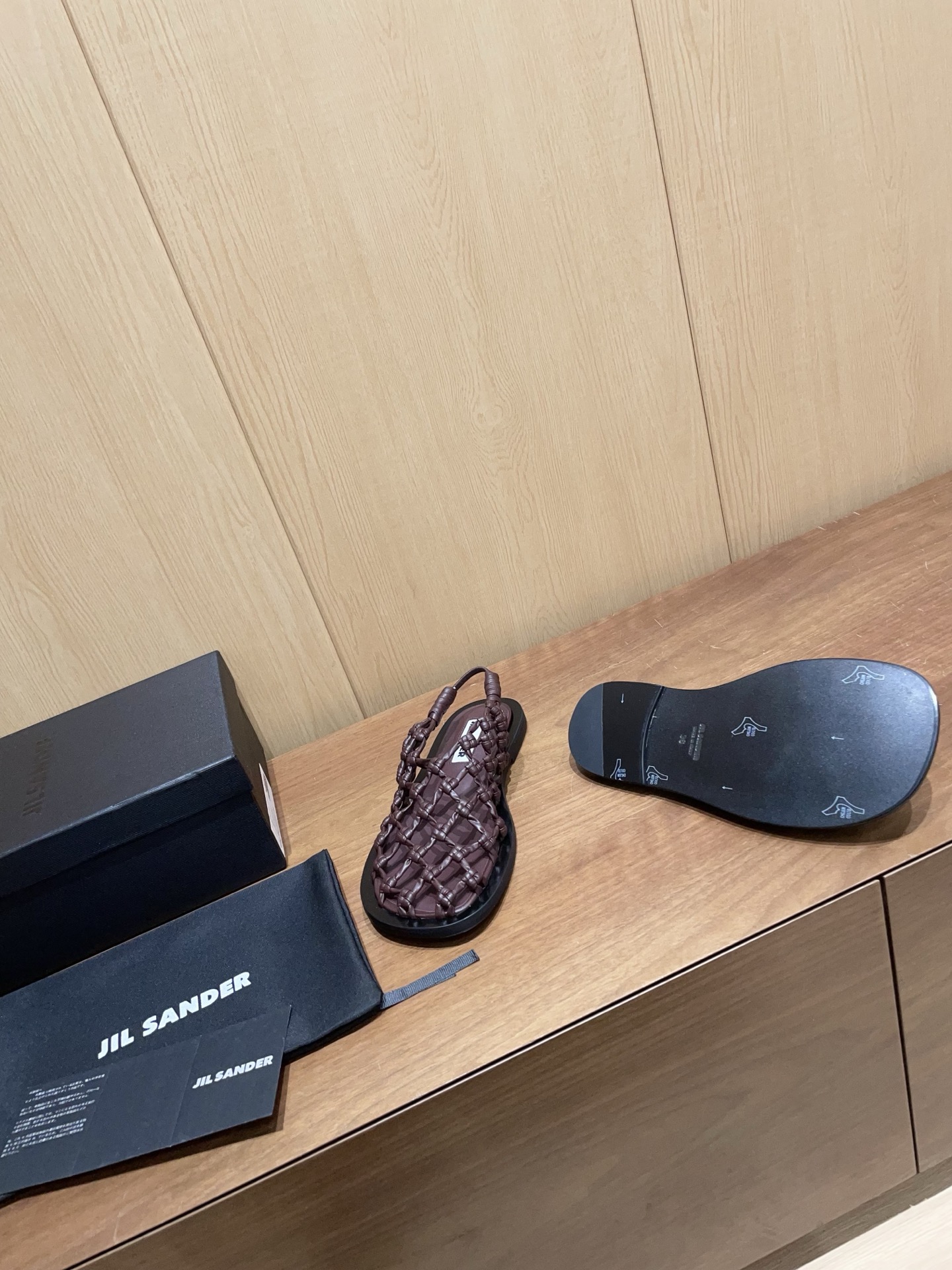 “JIL SANDRO Synchronized Update: New Crotch Sandals with Supersoft Knitted Sheep Fabric” - 图片 5