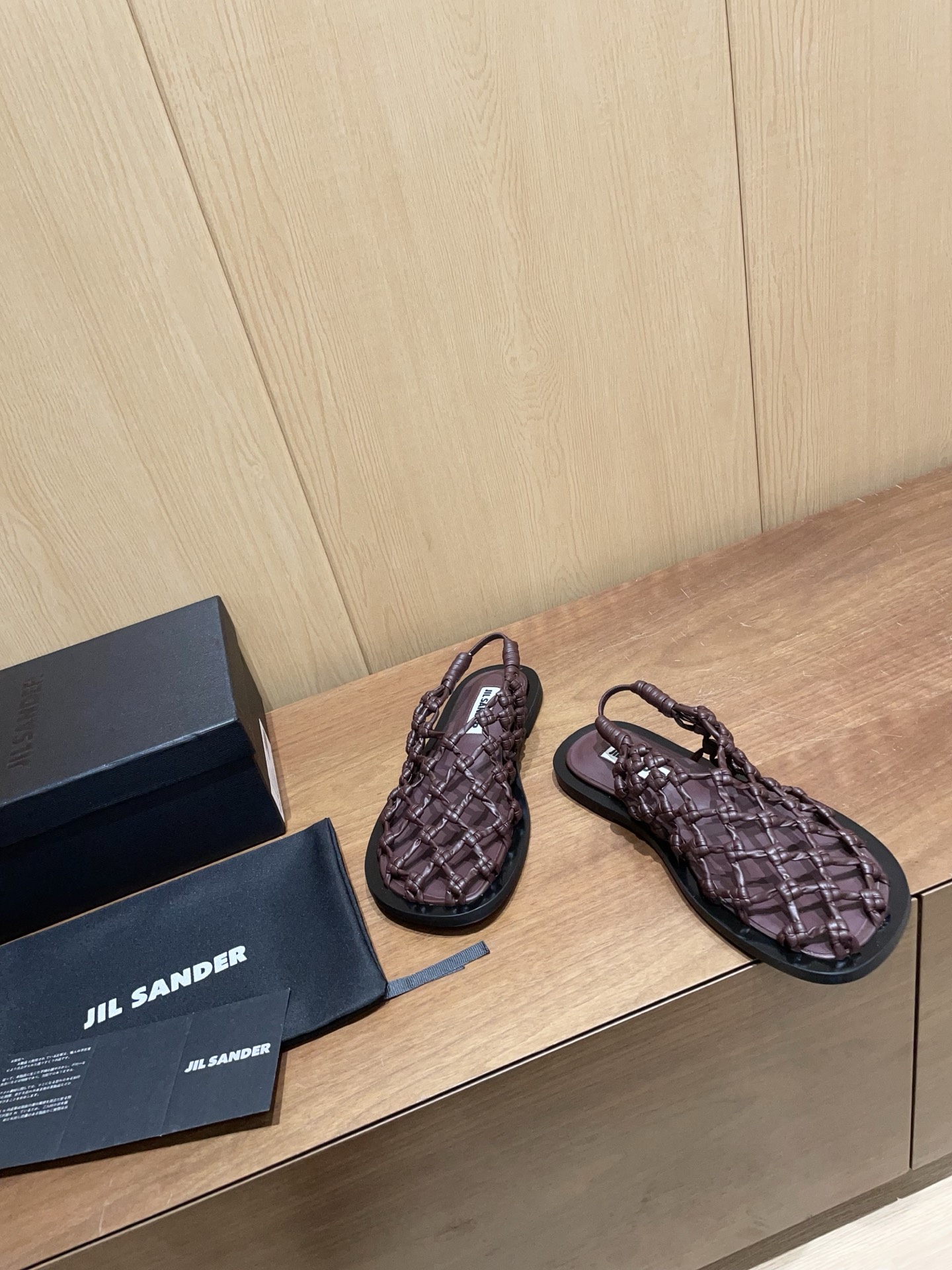 “JIL SANDRO Synchronized Update: New Crotch Sandals with Supersoft Knitted Sheep Fabric” - 图片 4