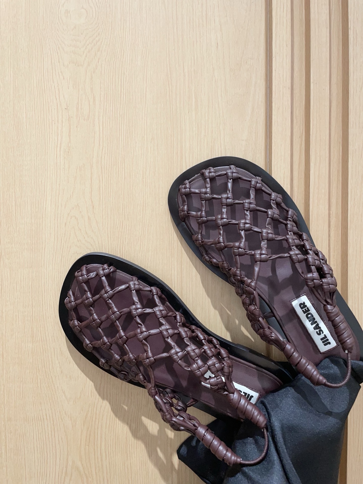 “JIL SANDRO Synchronized Update: New Crotch Sandals with Supersoft Knitted Sheep Fabric” - 图片 1