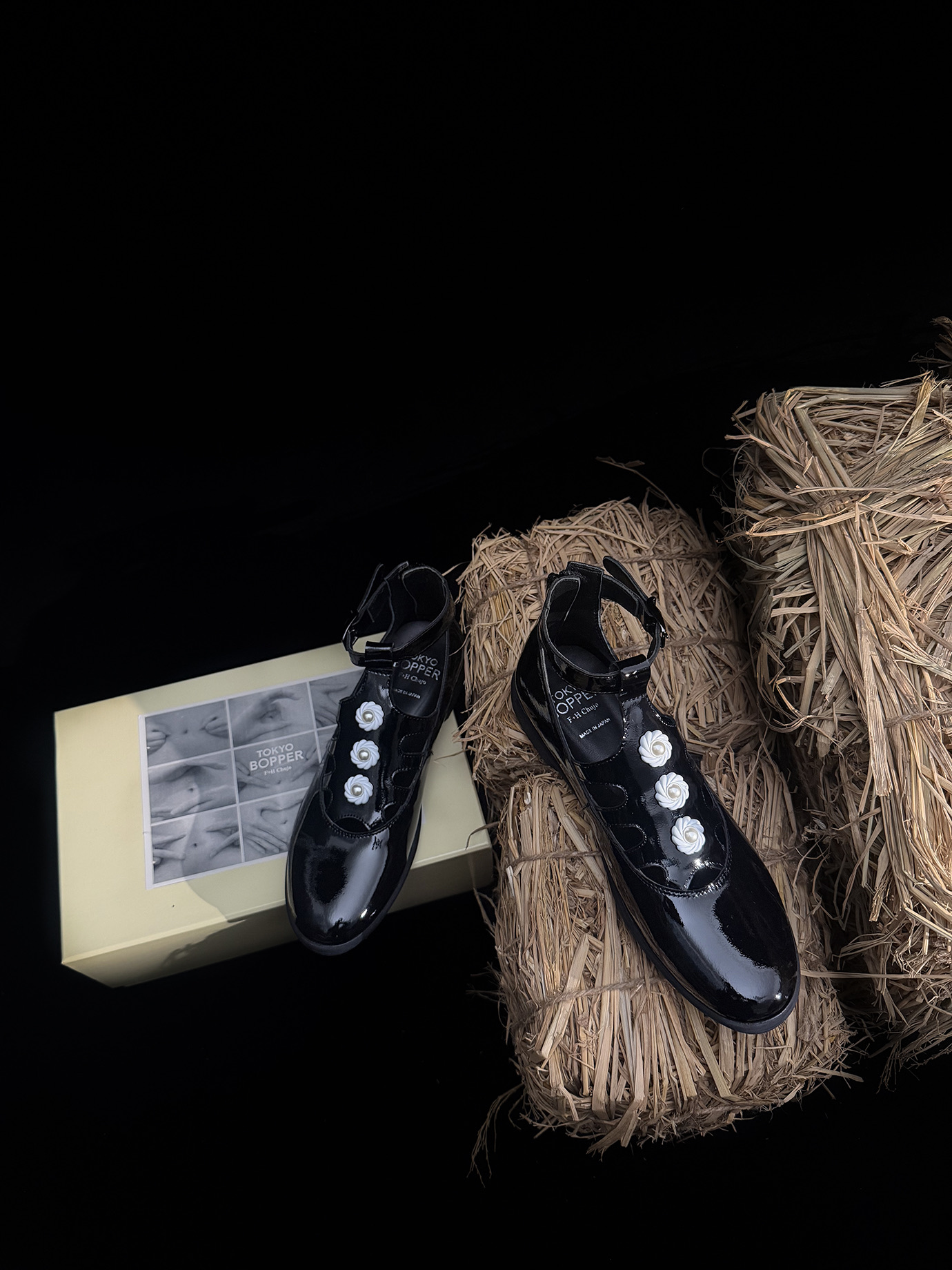 NO:883238,We have been making purchases all year round, and the niche trendy Tokyo Bopper pearl buckle Mary Jane shoes!  Xiaohongshu’s grass-growing model~Tokyo purchasing agent is very popular. Original 1:1 customization and repeated debugging. Fabric original environmentally friendly cowhide/patent leather. Lining sheepskin. Foot pad sheepskin. Exclusive molding of original rubber outsole. Size 35-40. Price yuan, single shoes, mary jane, cowhide, sheepskin.19860909常年做货款,小众潮品Tokyo Bopper珍珠扣玛丽珍鞋！小红书种草款～东京代购超火 原版1:1定制反复调试 面料原版环保牛皮/漆皮 内里羊皮 垫脚羊皮 大底独家开模原版橡胶大底 码数35-40 价格元,单鞋,mary jane,cowhide,sheepskin,Women's Shoes
