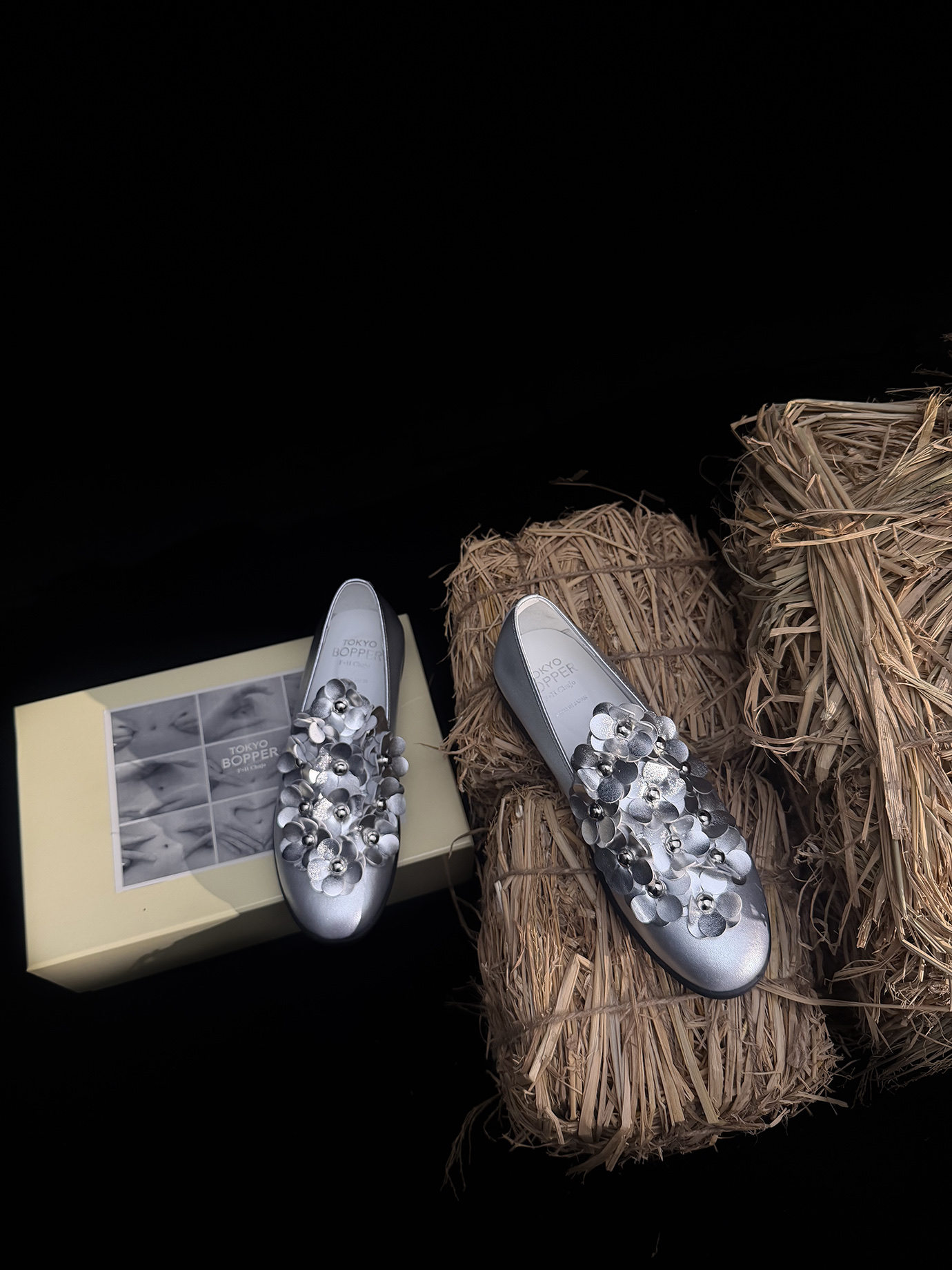 NO:883271,The flowers are dazzling and we are always making payment for the niche and trendy Tokyo Bopper silver floral shoes!  Xiaohongshu grass-growing model ~ Tokyo purchasing agency is very popular. Original 1:1 customization and repeated debugging. Fabric original environmentally friendly cowhide/patent leather. Sheepskin lining. Sheepskin for foot pads. Exclusive molding of the original rubber outsole. Size 35-40. Price yuan, single shoes, cowhide, sheepskin.19860909繁花璀璨 常年做货款,小众小众潮品Tokyo Bopper银色花花鞋鞋！小红书种草款～东京代购超火 原版1:1定制反复调试 面料原版环保牛皮/漆皮 内里羊皮 垫脚羊皮 大底独家开模原版橡胶大底 码数35-40 价格元,单鞋,cowhide,sheepskin,Women's Shoes