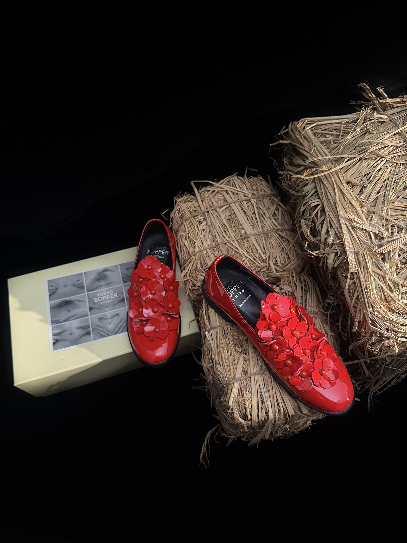 NO:883280,The flowers are dazzling and we are always making purchases, niche and trendy Tokyo Bopper red floral shoes!  Xiaohongshu grass-growing model ~ Tokyo purchasing agency is very popular. Original 1:1 customization and repeated debugging. Fabric original environmentally friendly cowhide/patent leather. Sheepskin lining. Sheepskin for foot pads. Exclusive molding of the original rubber outsole. Size 35-40. Price yuan, single shoes, cowhide, sheepskin.19860909繁花璀璨 常年做货款,小众小众潮品Tokyo Bopper红色花花鞋鞋！小红书种草款～东京代购超火 原版1:1定制反复调试 面料原版环保牛皮/漆皮 内里羊皮 垫脚羊皮 大底独家开模原版橡胶大底 码数35-40 价格元,单鞋,cowhide,sheepskin,Women's Shoes