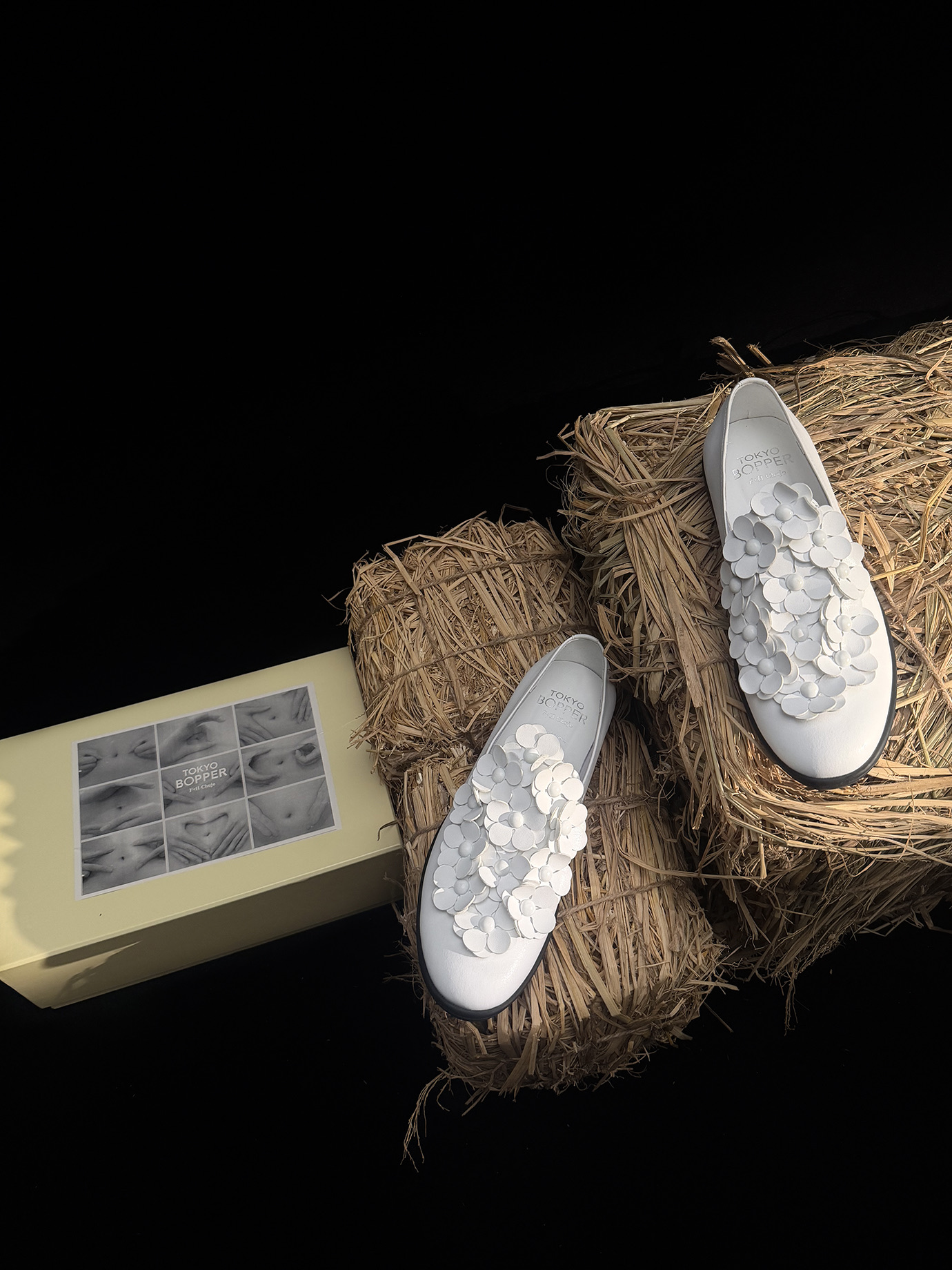 NO:883290,The flowers are dazzling and we are making purchases all year round. The niche and popular Tokyo Bopper white floral shoes!  Xiaohongshu grass-growing model ~ Tokyo purchasing agency is very popular. Original 1:1 customization and repeated debugging. Fabric original environmentally friendly cowhide/patent leather. Sheepskin lining. Sheepskin for foot pads. Exclusive molding of the original rubber outsole. Size 35-40. Price yuan, single shoes, cowhide, sheepskin.19860909繁花璀璨 常年做货款,小众小众潮品Tokyo Bopper白色花花鞋鞋！小红书种草款～东京代购超火 原版1:1定制反复调试 面料原版环保牛皮/漆皮 内里羊皮 垫脚羊皮 大底独家开模原版橡胶大底 码数35-40 价格元,单鞋,cowhide,sheepskin,Women's Shoes