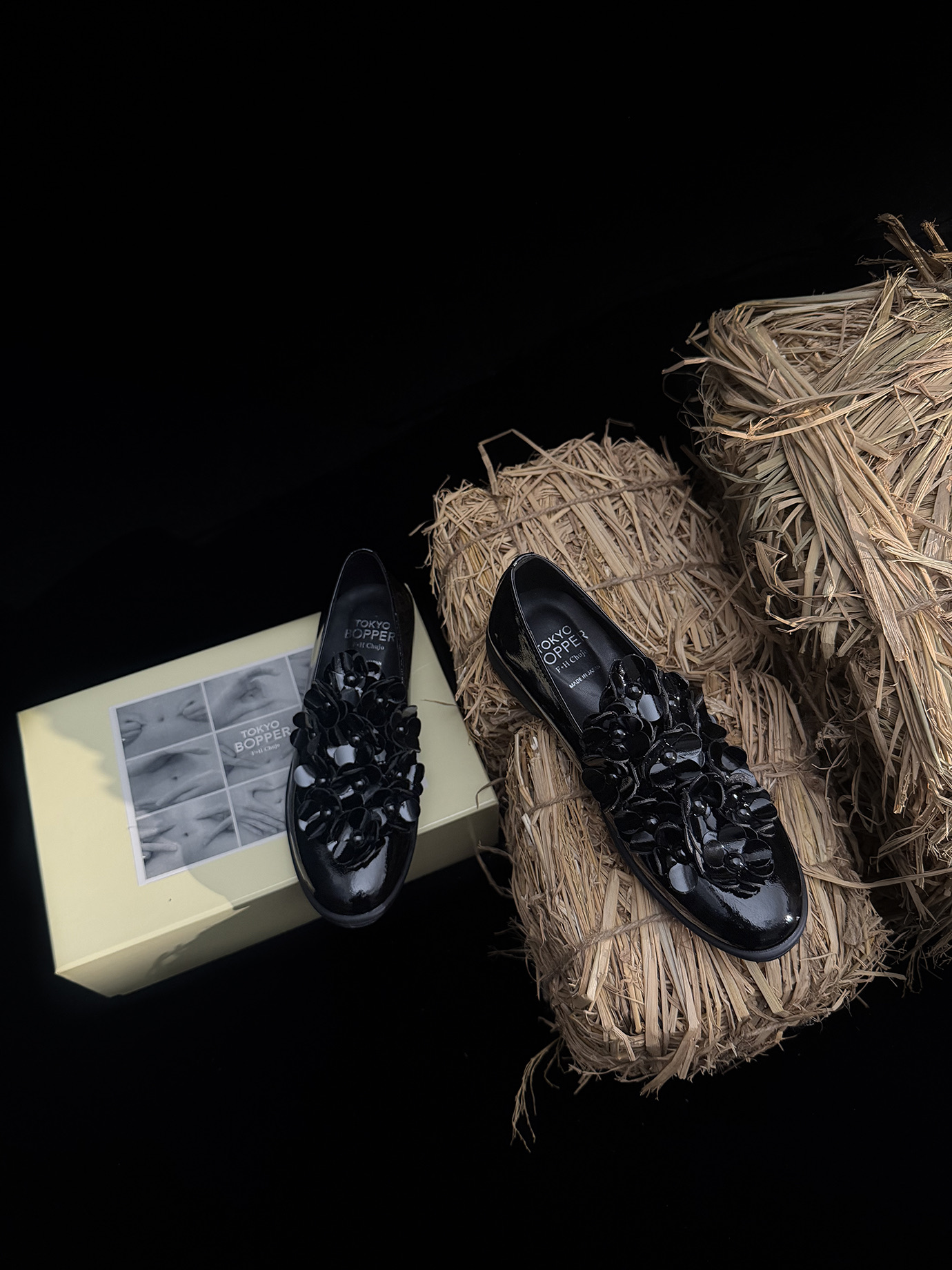 NO:883299,The flowers are bright and we always make purchases, niche and trendy Tokyo Bopper black floral shoes!  Xiaohongshu grass-growing model ~ Tokyo purchasing agency is very popular. Original 1:1 customization and repeated debugging. Fabric original environmentally friendly cowhide/patent leather. Sheepskin lining. Sheepskin for foot pads. Exclusive molding of the original rubber outsole. Size 35-40. Price yuan, single shoes, cowhide, sheepskin.19860909繁花璀璨 常年做货款,小众小众潮品Tokyo Bopper黑色花花鞋鞋！小红书种草款～东京代购超火 原版1:1定制反复调试 面料原版环保牛皮/漆皮 内里羊皮 垫脚羊皮 大底独家开模原版橡胶大底 码数35-40 价格元,单鞋,cowhide,sheepskin,Women's Shoes