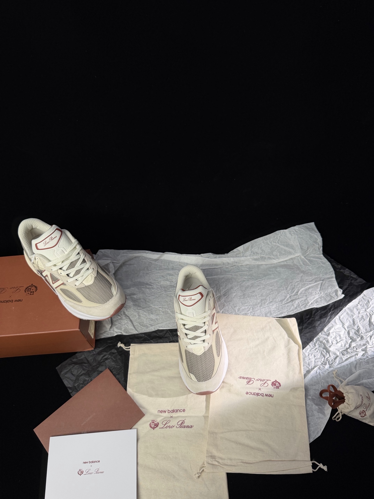 NO:883297,Purchasing level, high version, men's model plus 10 Loro Piana New Balance collaboration is officially released. Encounter a passion for craftsmanship. LP officially launches limited edition New Balance 990v6 sneakers. Power and beauty complement each other. High-quality leather. Pecora Nera, produced in New Zealand, presents elegant luster and flexibility. Reshapes unique craftsmanship and creates new inspiration every step of the way. Size #Female 35-40  #男39-44,casual shoes/sports shoes,loro piana,loro piana,sneakers19860909代购级,高版本,男款加10 Loro Piana New Balance合作款正式发布 邂逅一场工艺热情 LP正式推出限量New Balance合款 990v6运动鞋 力与美相得益彰优质皮革搭配 产自新西兰的Pecora Nera 呈现优雅光泽与柔韧弹性 重塑独到匠艺 步履之间焕新别样灵感 Size#女35-40 #男39-44,休闲鞋/运动鞋,loro piana,loro piana,sneakers,Women's Shoes