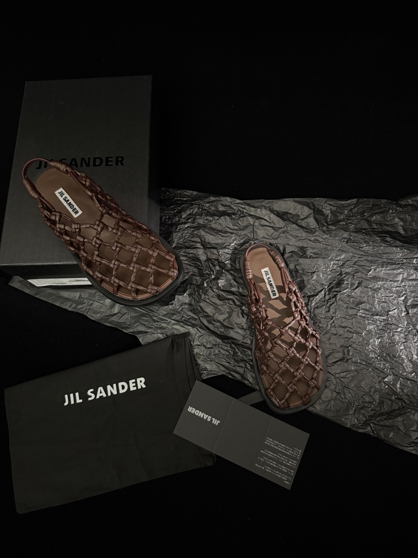 NO:883249,JIL SANDRO official website updates 26ss latest woven leather sandals. These sandals are so beautiful!  Sandals with an online sense of design will turn heads when you wear them. Fabric is super soft woven sheepskin. Foot padding cowhide. Outsole. Original 1:1 genuine leather injection outsole. Size 35-39 (customized in 40 units, non-refundable). Factory first release, single shoes, jil sander, sandals, cowhide, sheepskin.19860909JIL SANDRO官网同步更新26ss 最新编织皮凉鞋这凉鞋美炸了！设计感在线的凉鞋,穿上脚回头率 面料超软编织羊皮 垫脚牛皮 大底原版1:1真皮注塑大底 码数35-39（40定制不退换） 工厂首发元,单鞋,jil sander,sandals,cowhide,sheepskin,Women's Shoes