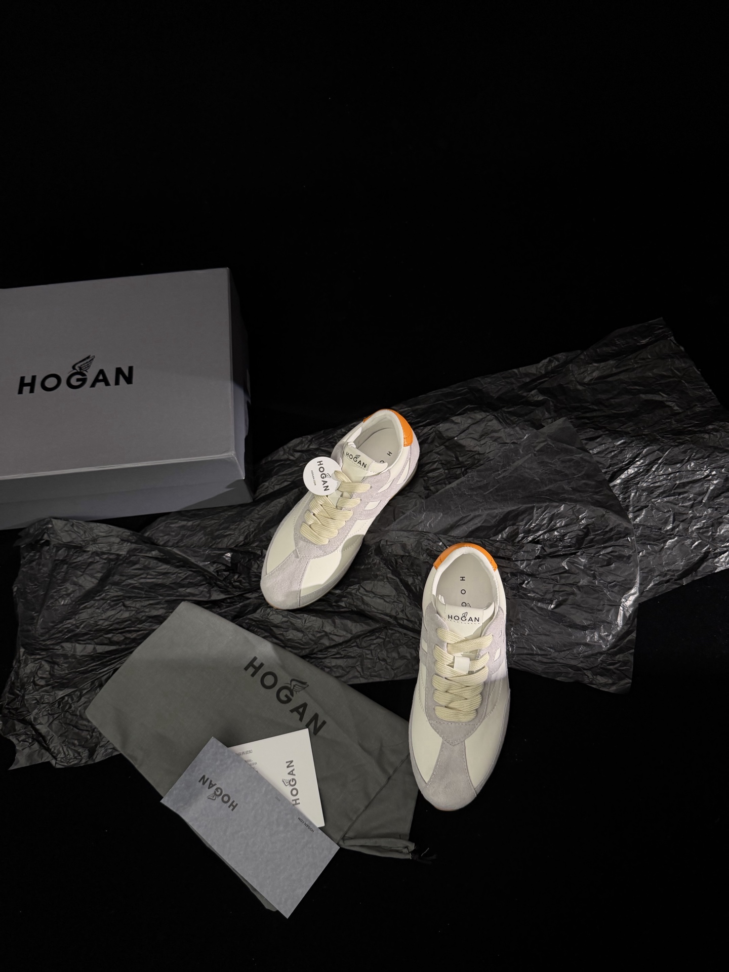 NO:883208,H699 HOGAN retro series women's new series, full of spring atmosphere!  Get the same style from Mr. Tan for the New Year, the same style from Mr. Tan for the New Year, recommended New Year goodies, novel color matching for spring and summer, bright color tone, good-looking and easy to wear!  Fabric: First layer of cowhide + sheep suede, Lining of cowhide, Exclusive molded Y-version rubber foam sole, Size 35-40 (40 customized, non-refundable), factory first release, casual shoes/sports shoes, sneakers, cowhide19860909H699 HOGAN复古系列女士新系列,春天的氛围感拉满！新春get檀老师同款,檀老师新春同款,新春好物推荐,春夏新颖配色,亮色基调 好看 好穿！ 面料头层牛皮+羊反绒 内里牛皮 大底独家开模Y版橡胶发泡底 码数35-40（40定制不退换） 工厂首发,休闲鞋/运动鞋,sneakers,cowhide,Women's Shoes