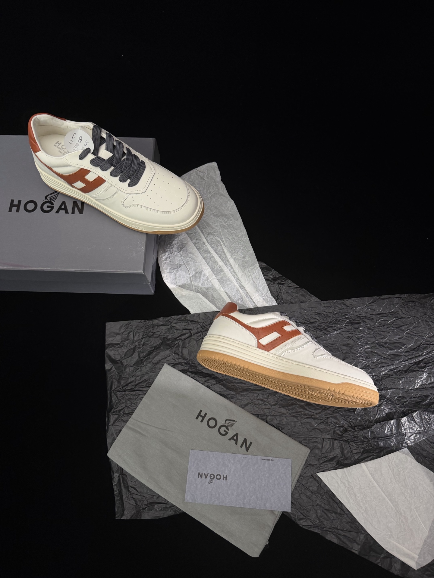NO:883247,hogan2026's new retro casual series couple's model adopts a thick sole design decorated with vertical strips and ripples, which makes the luxury shoes rejuvenate with new vitality, create an imaginative personality, grab the focus of attention, and create a modern urban trend!  Fabric: Original custom imported first-layer silk cowhide Lining: Original custom breathable mesh Outsole: Original molded ultra-light rubber foam outsole Sole thickness: 4CM super light and soft Size: Women's 35-40, Men's 39-45 Factory initial price plus 40 yuan for men's models, casual shoes/sports shoes, sneakers, cowhide19860909hogan2026新款复古休闲系列情侣款 采用饰以竖条和波纹的厚底设计令奢潮鞋履焕发新意活力、穿梭性格畅想、抢占视线焦点、在掀现代感都市风潮！ 面料: 原版定制进口头层丝绸牛皮 内里: 原版定制透气网布里 大底: 原版开模超轻橡胶发泡大底 底厚: 4CM超级轻又软 Size: 女款35-40、男款39-45 工厂首发元男款加40元,休闲鞋/运动鞋,sneakers,cowhide,Women's Shoes