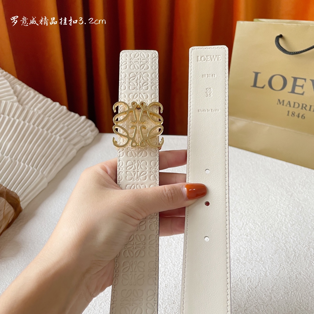 P LOEWE (罗意威) 专柜同款 新款压花 选用柔软双面小牛皮制作，时尚百搭，宽3.2cm