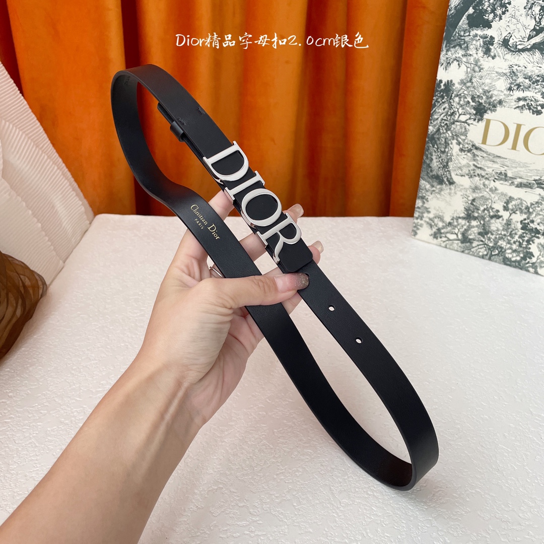 Dior新款腰带搭配富有光泽的金属Dior腰带扣提升格调突显腰部曲线