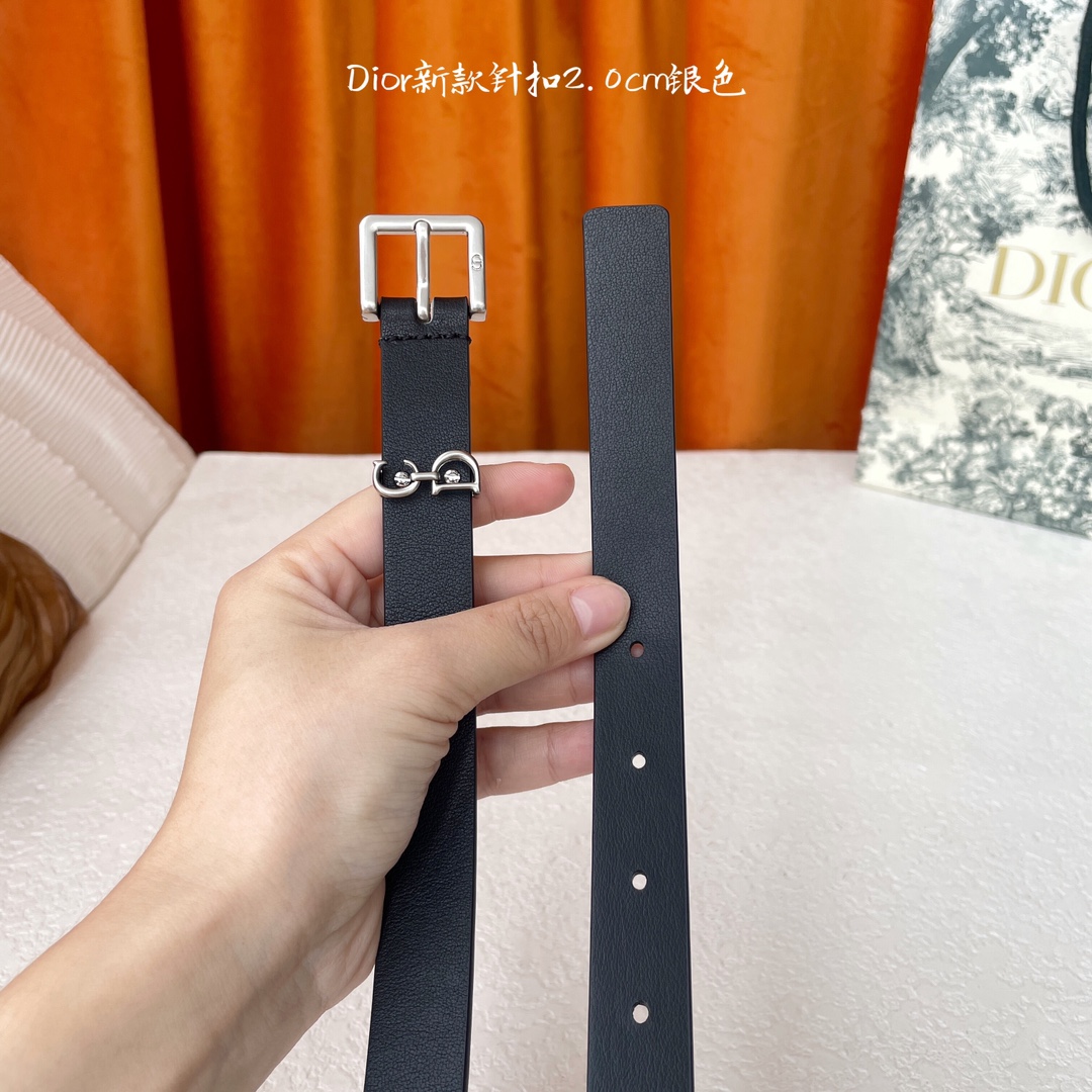 马鞍Loop腰带是2025采用光滑牛皮革等材质精心制作