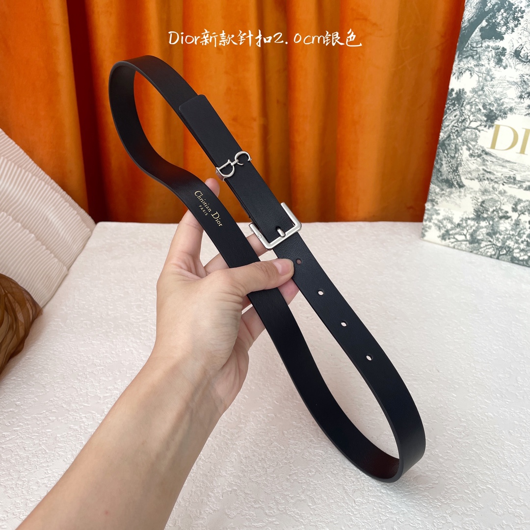 马鞍Loop腰带是2025采用光滑牛皮革等材质精心制作