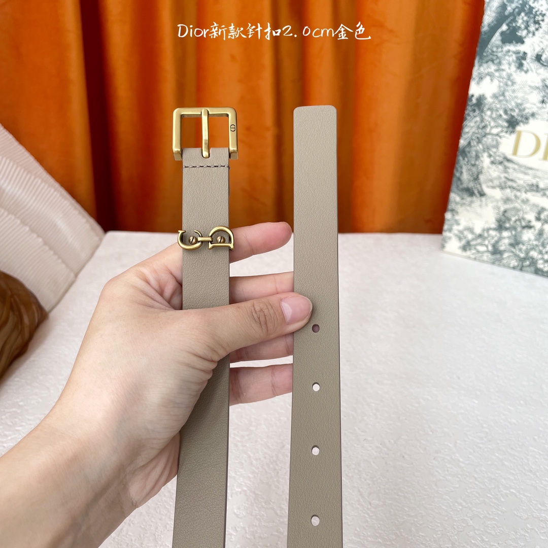 这款马鞍Loop腰带是2025系列全新单品采用光滑牛皮革等材质精心制作