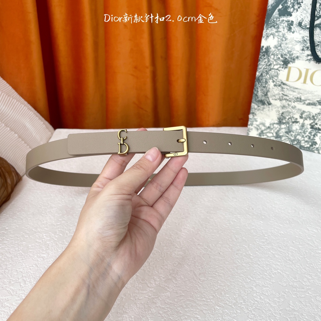这款马鞍Loop腰带是2025系列全新单品采用光滑牛皮革等材质精心制作