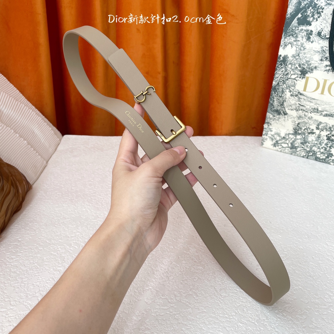 这款马鞍Loop腰带是2025系列全新单品采用光滑牛皮革等材质精心制作